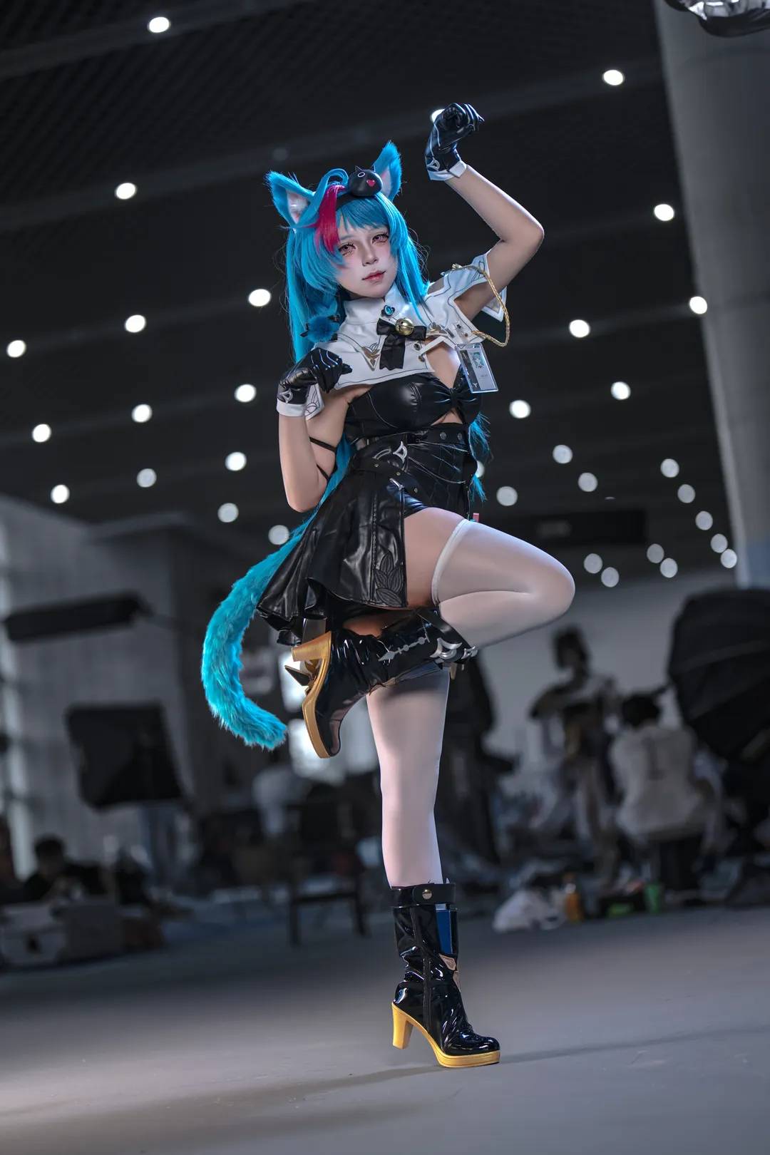 【青髪猫耳テックウェア コスプレ】青髪猫耳テックウェア コスプレ、黒レザージャケットと白タイツコスプレのビジュアル衝突 - 6 枚目