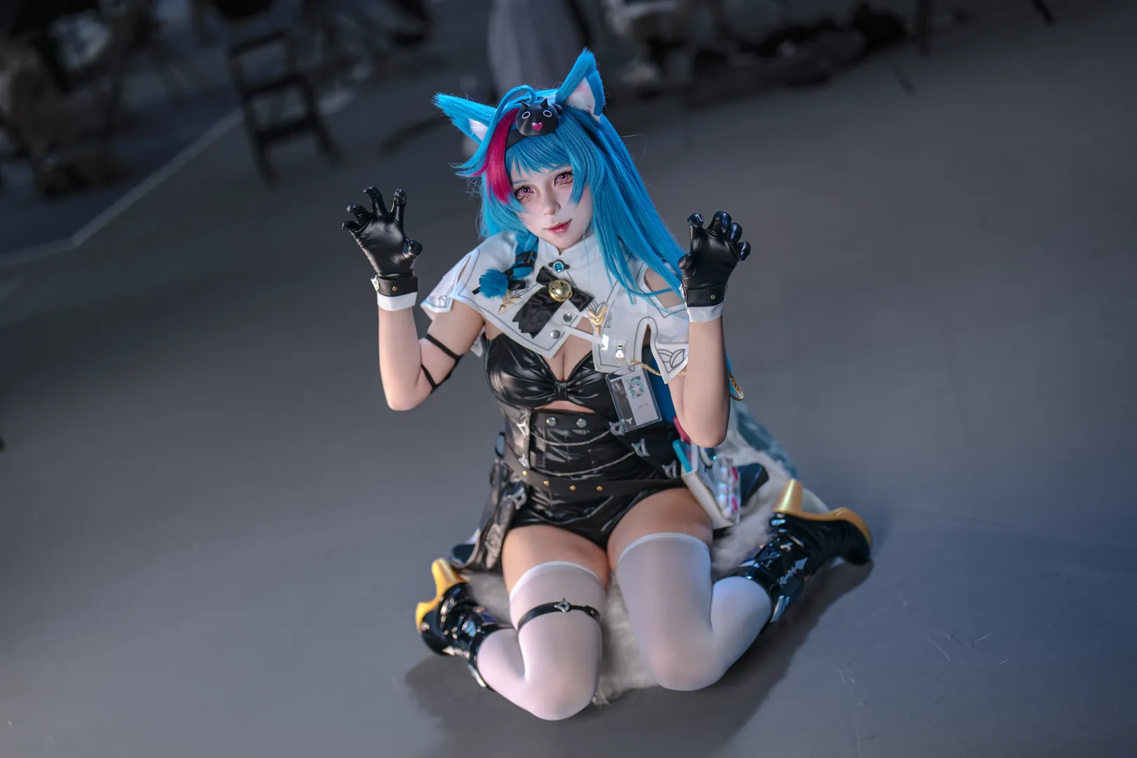 【青髪猫耳テックウェア コスプレ】青髪猫耳テックウェア コスプレ、黒レザージャケットと白タイツコスプレのビジュアル衝突 - 7 枚目
