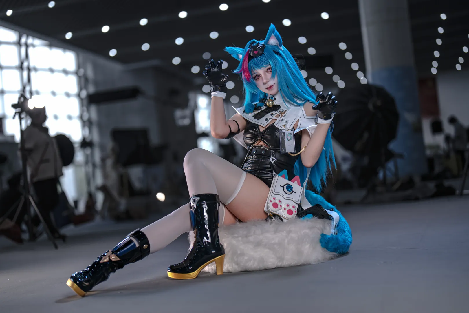 【青髪猫耳テックウェア コスプレ】青髪猫耳テックウェア コスプレ、黒レザージャケットと白タイツコスプレのビジュアル衝突 - 8 枚目