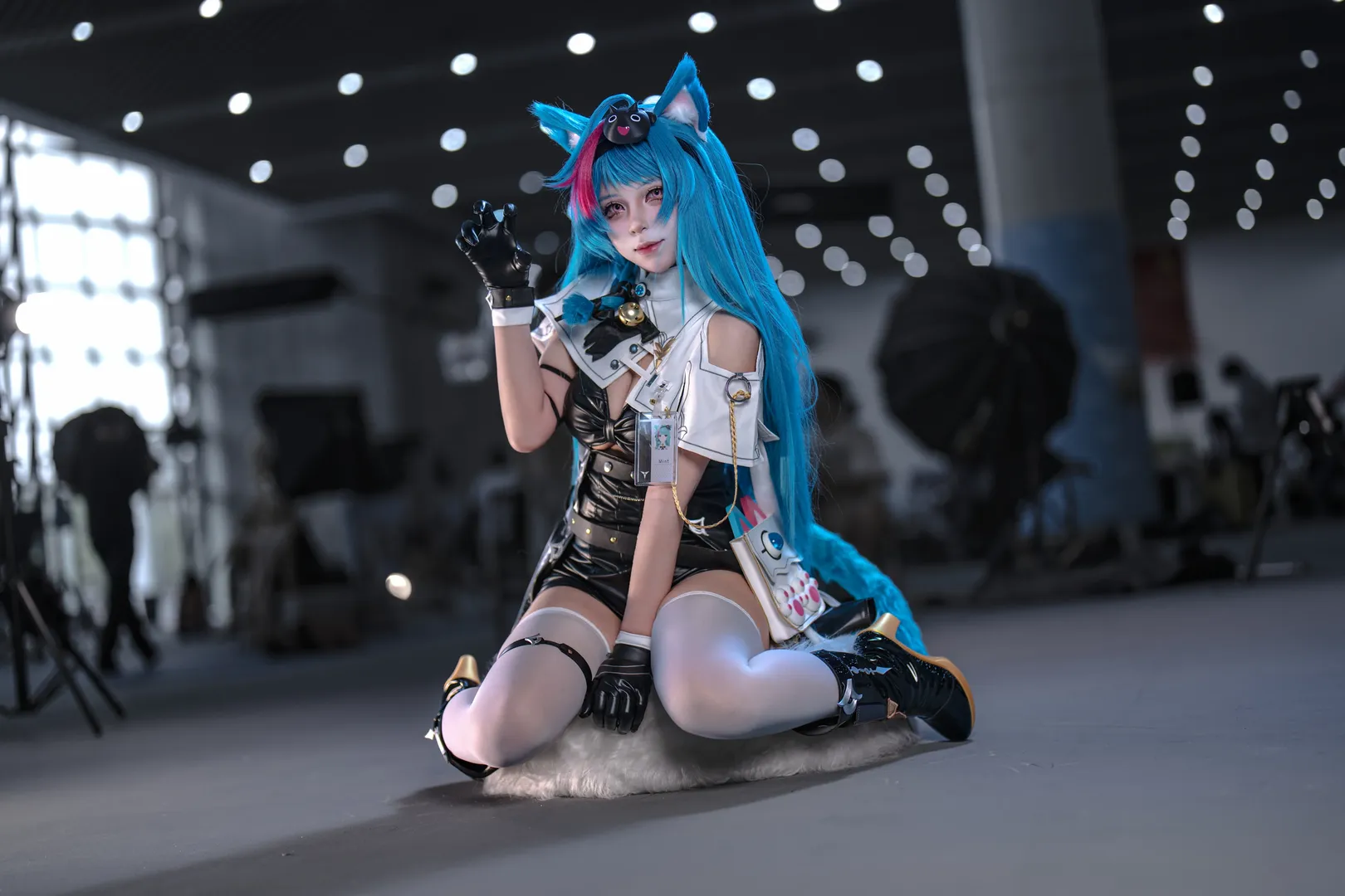 【青髪猫耳テックウェア コスプレ】青髪猫耳テックウェア コスプレ、黒レザージャケットと白タイツコスプレのビジュアル衝突 - 9 枚目