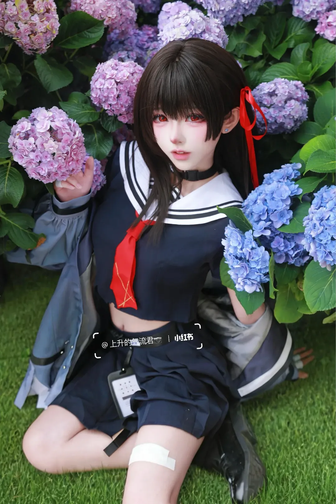 【千咲cos】鸣潮漂泊者花丛中的水手服造型 - 第 1 张