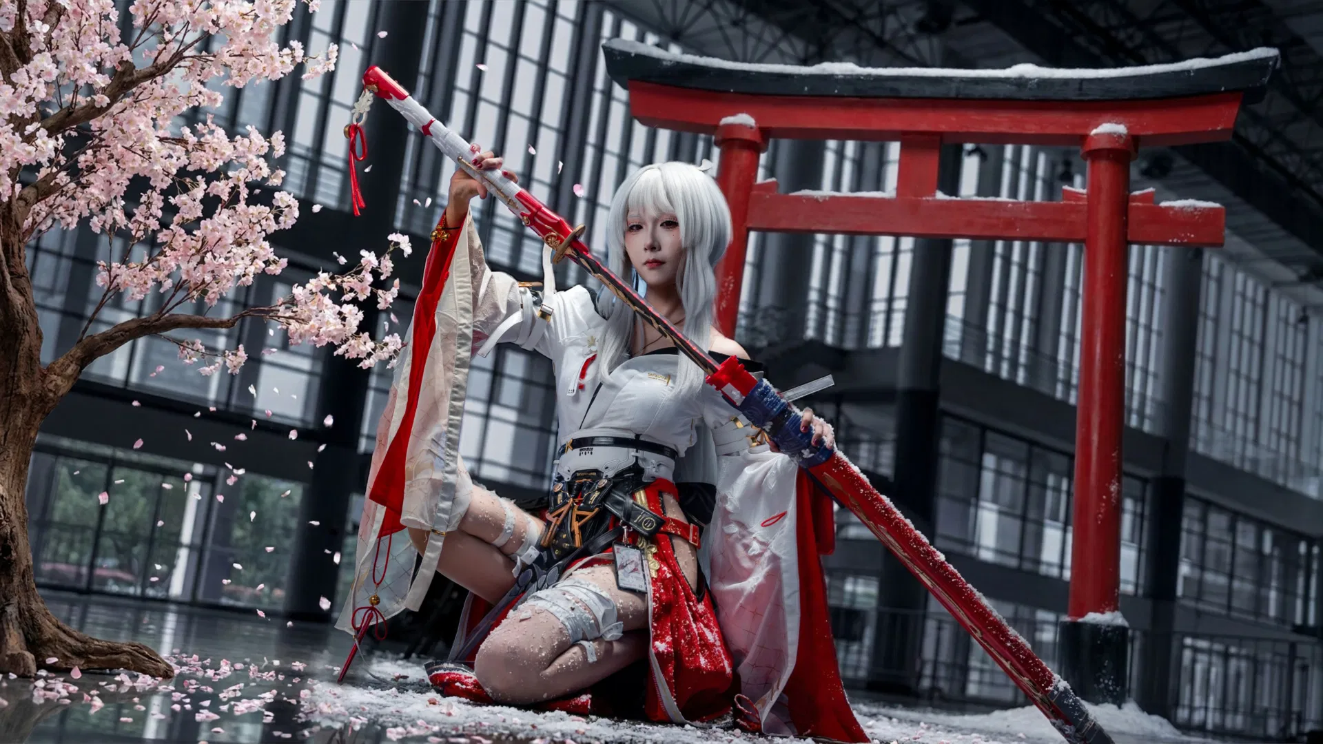 【绯雪cos】鸣潮的雪景与樱花，冷兵器氛围感拉满 - 第 4 张