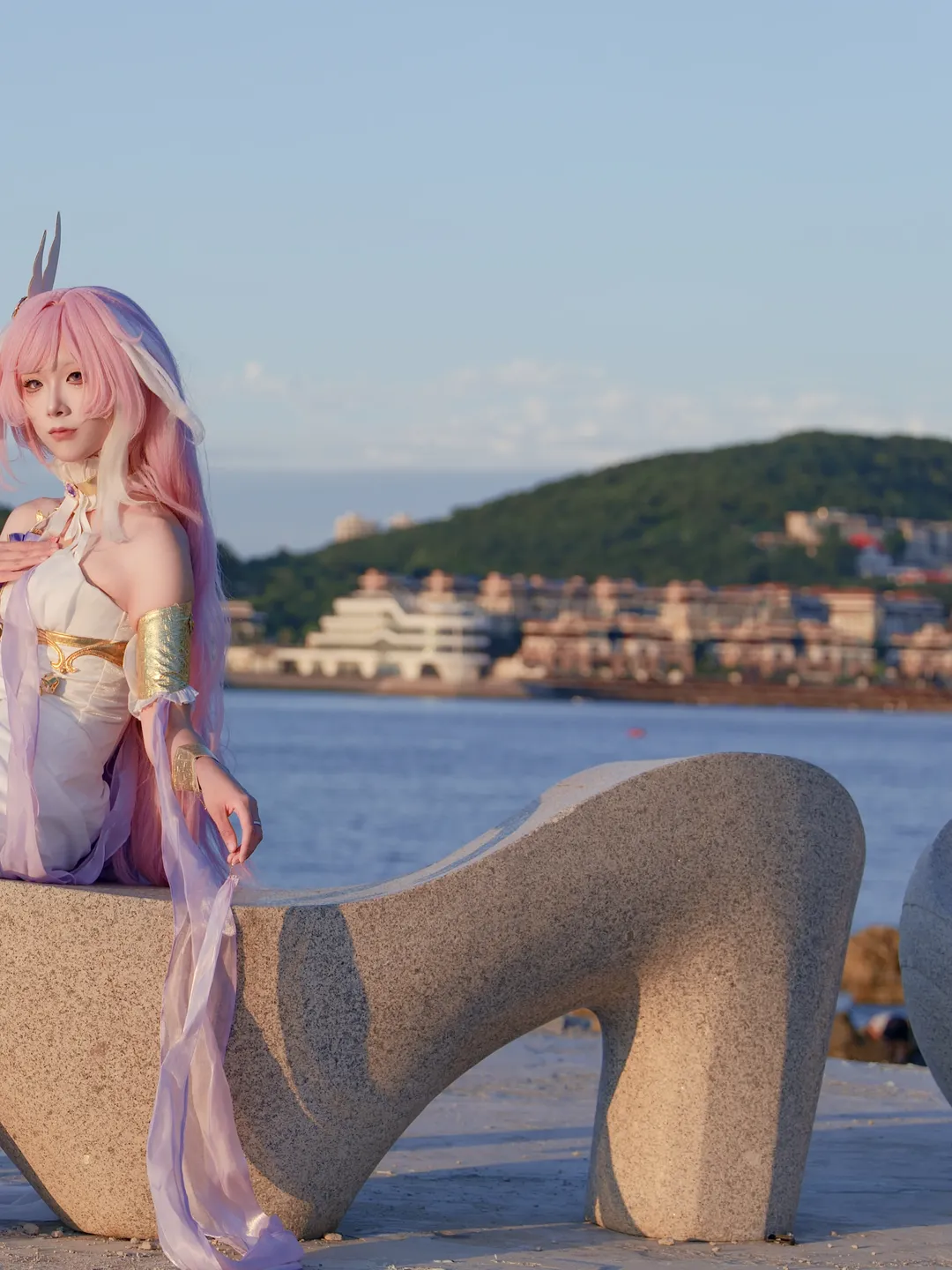 【爱莉希雅cos】崩坏三海边旅拍，这套花铃律曲太绝了 - 第 2 张