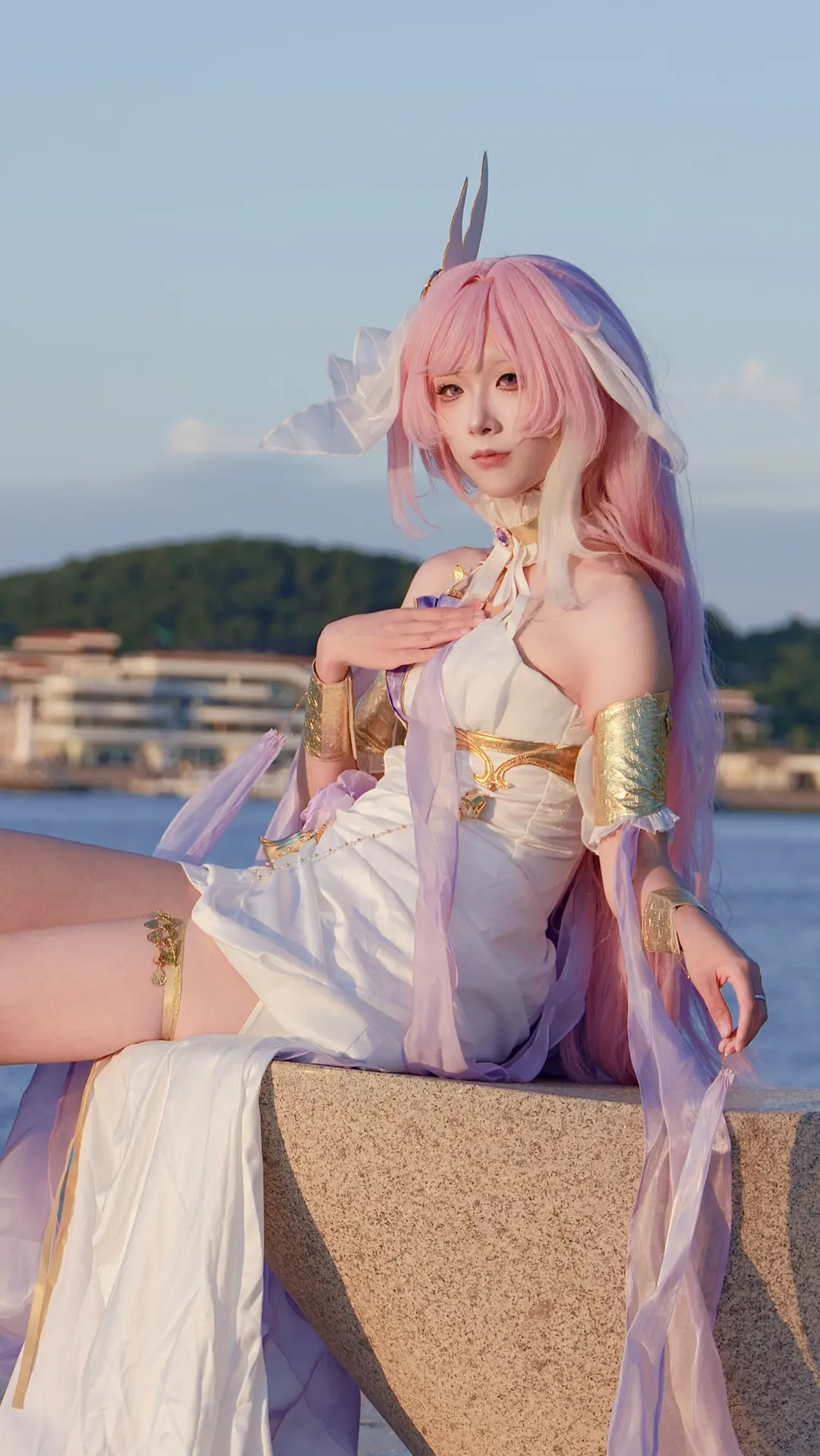 【爱莉希雅cos】崩坏三海边旅拍，这套花铃律曲太绝了 - 第 4 张