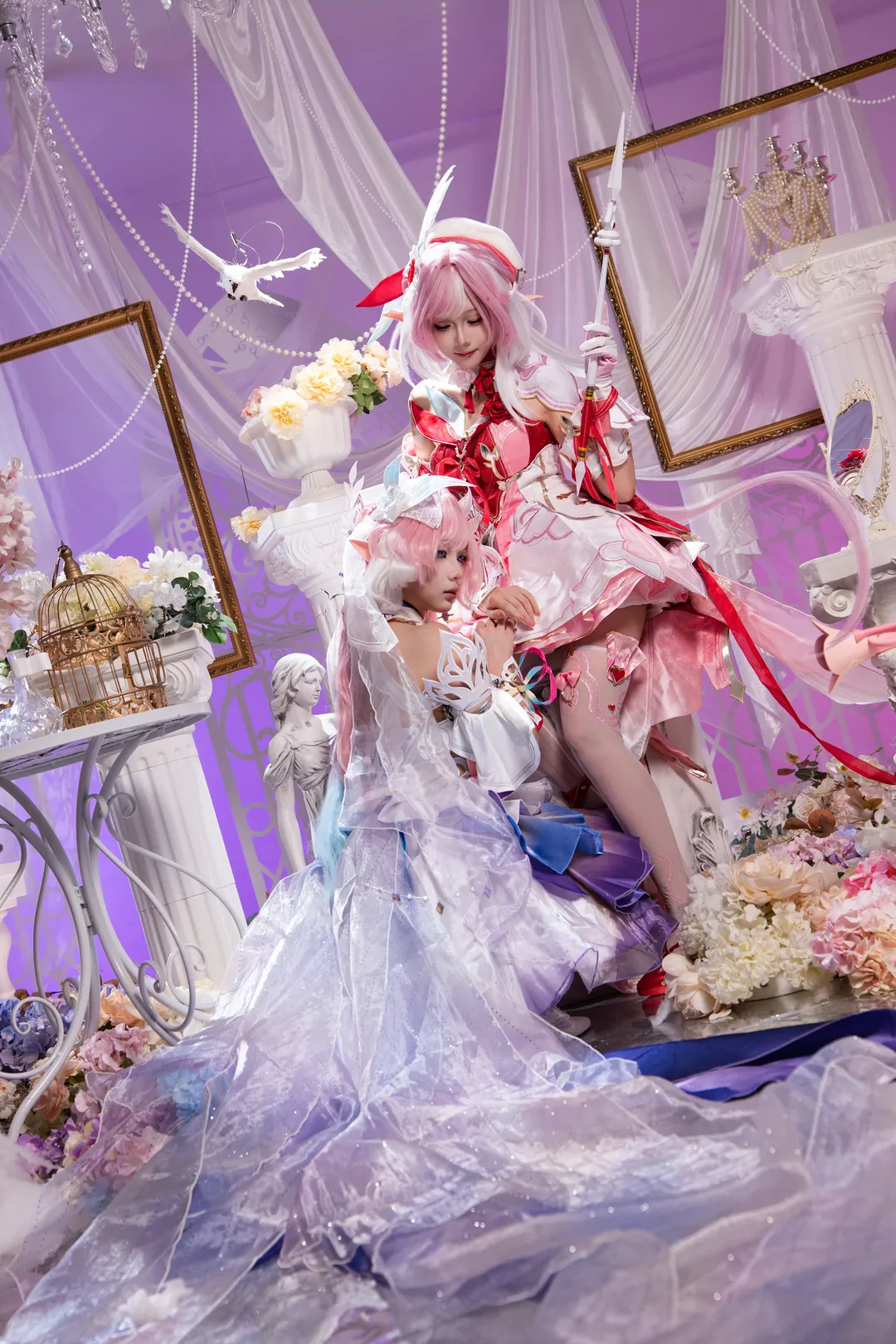 【爱莉希雅与昔涟cos】紫纱与红白礼服的梦幻同框 - 第 1 张