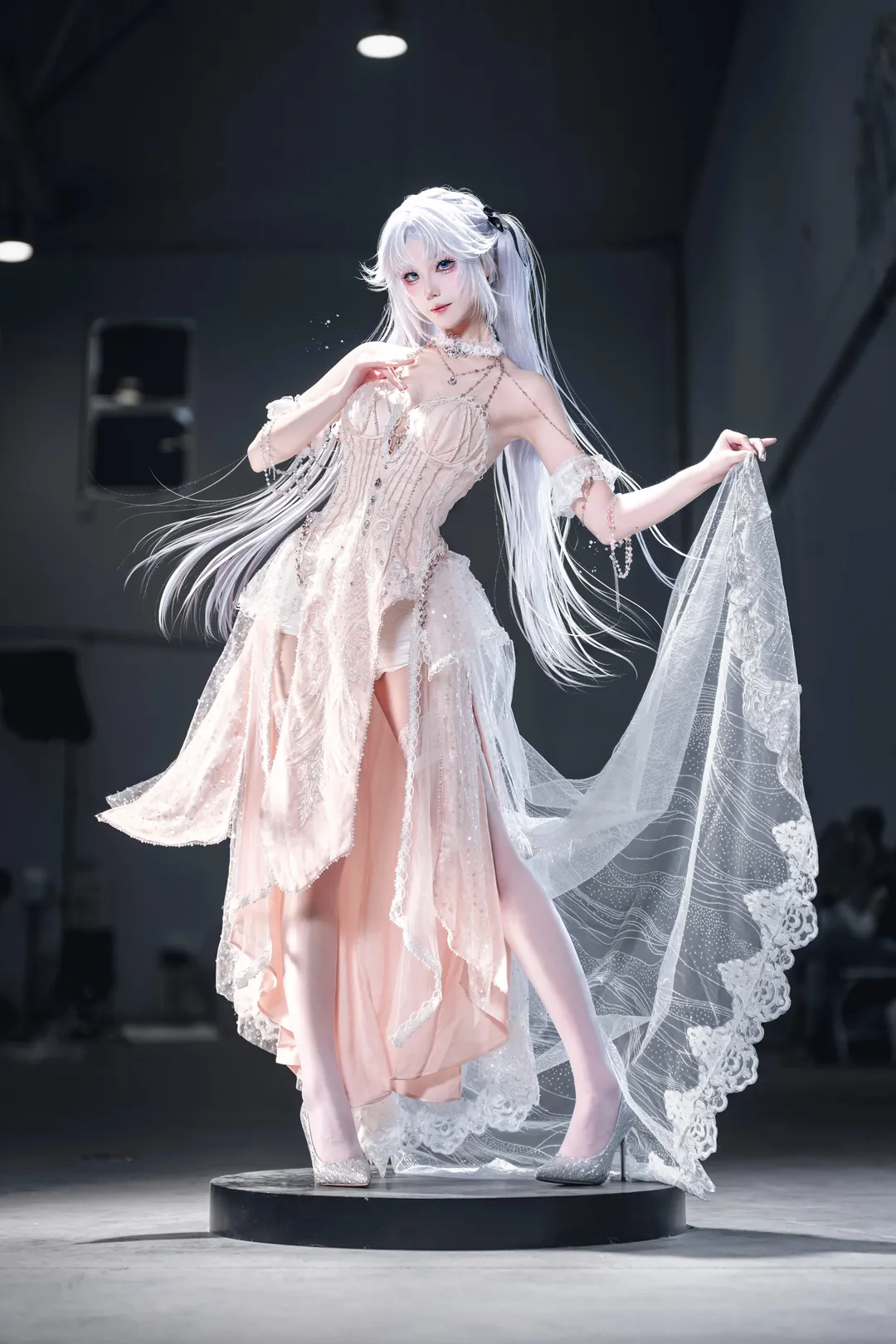 【季莹莹cos】永劫无间谪星皮肤，银白双马尾的暗调光影场照 - 第 1 张