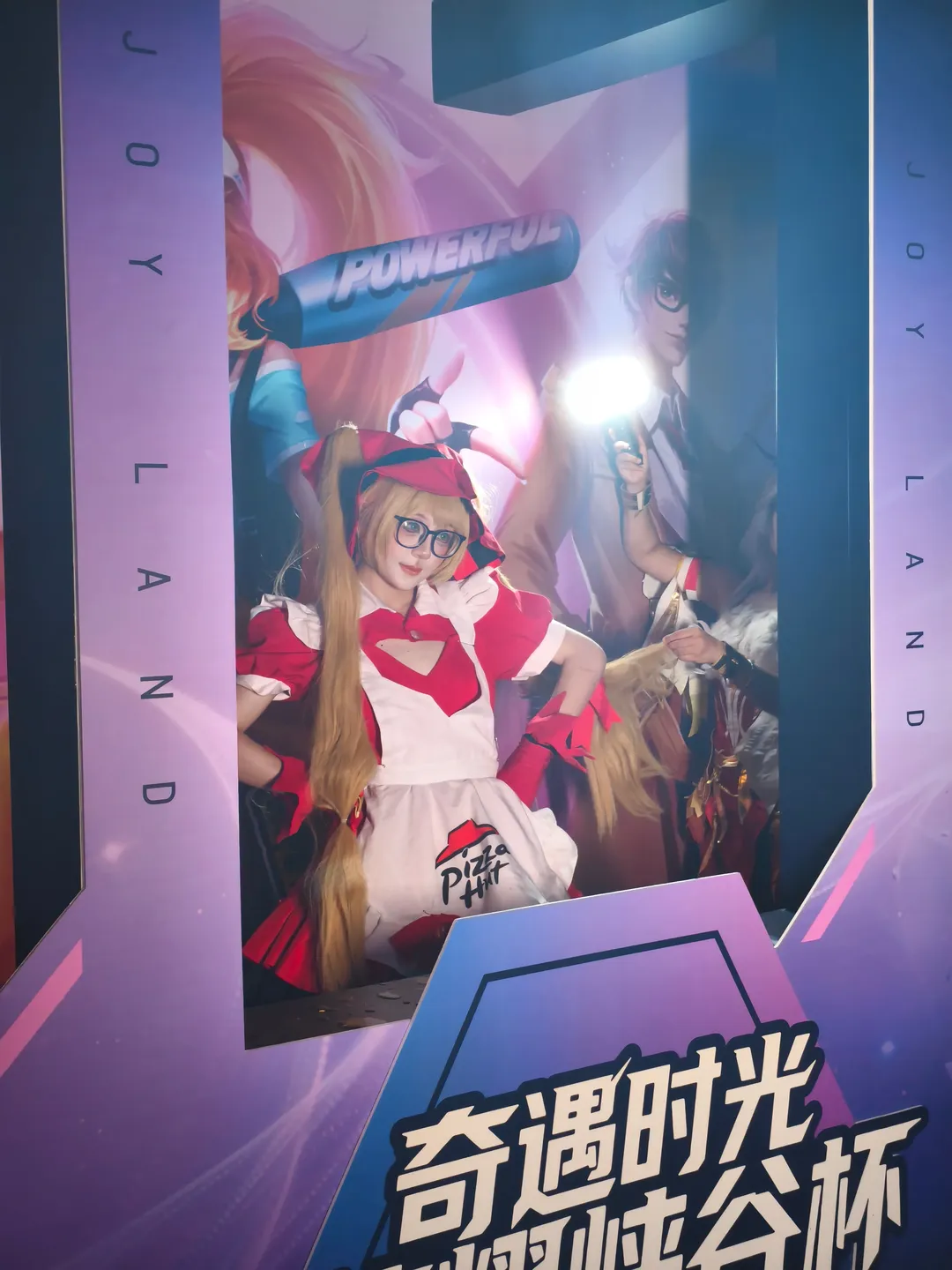 红白配色女仆装搭配金发双马尾的商演存档 - 第 2 张