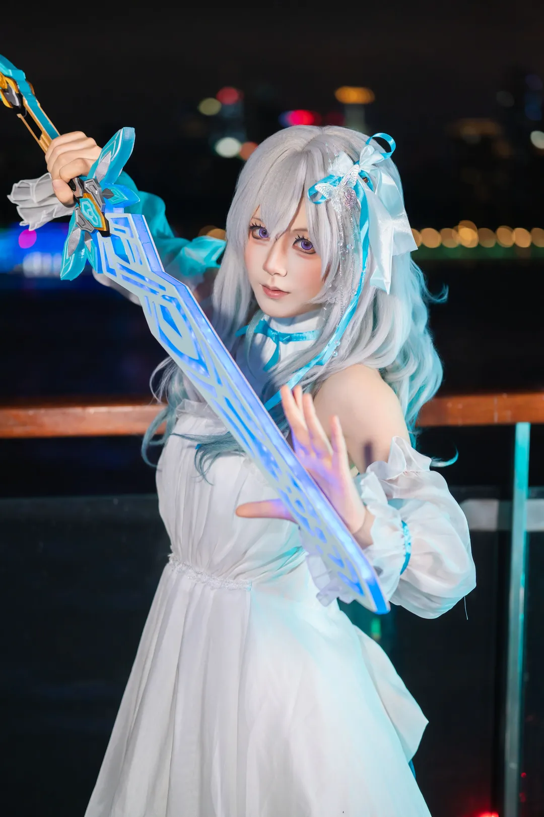 【流萤cos】崩坏星穹铁道夜光下的白裙与荧光剑 - 第 4 张