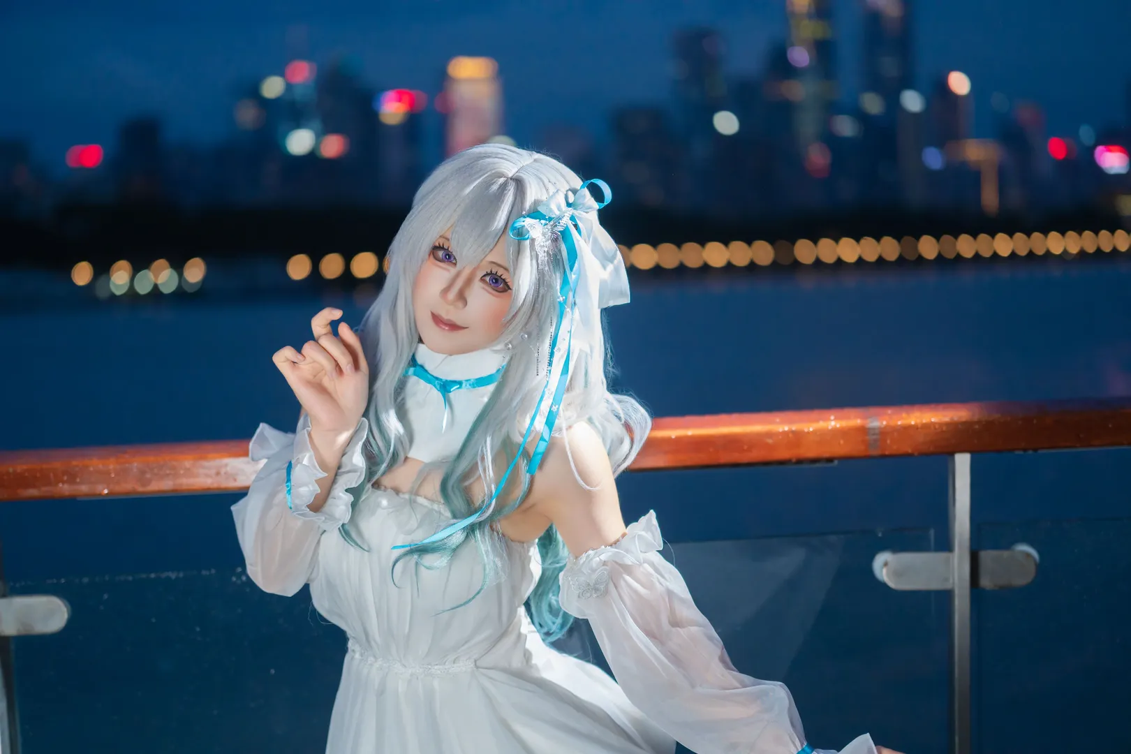【流萤cos】崩坏星穹铁道夜光下的白裙与荧光剑 - 第 5 张