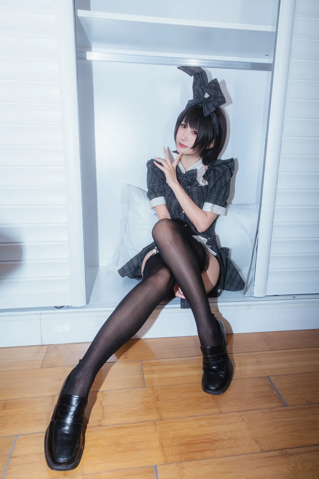 日系居家甜妹写真 格子裙黑丝大蝴蝶结造型 - 第 1 张