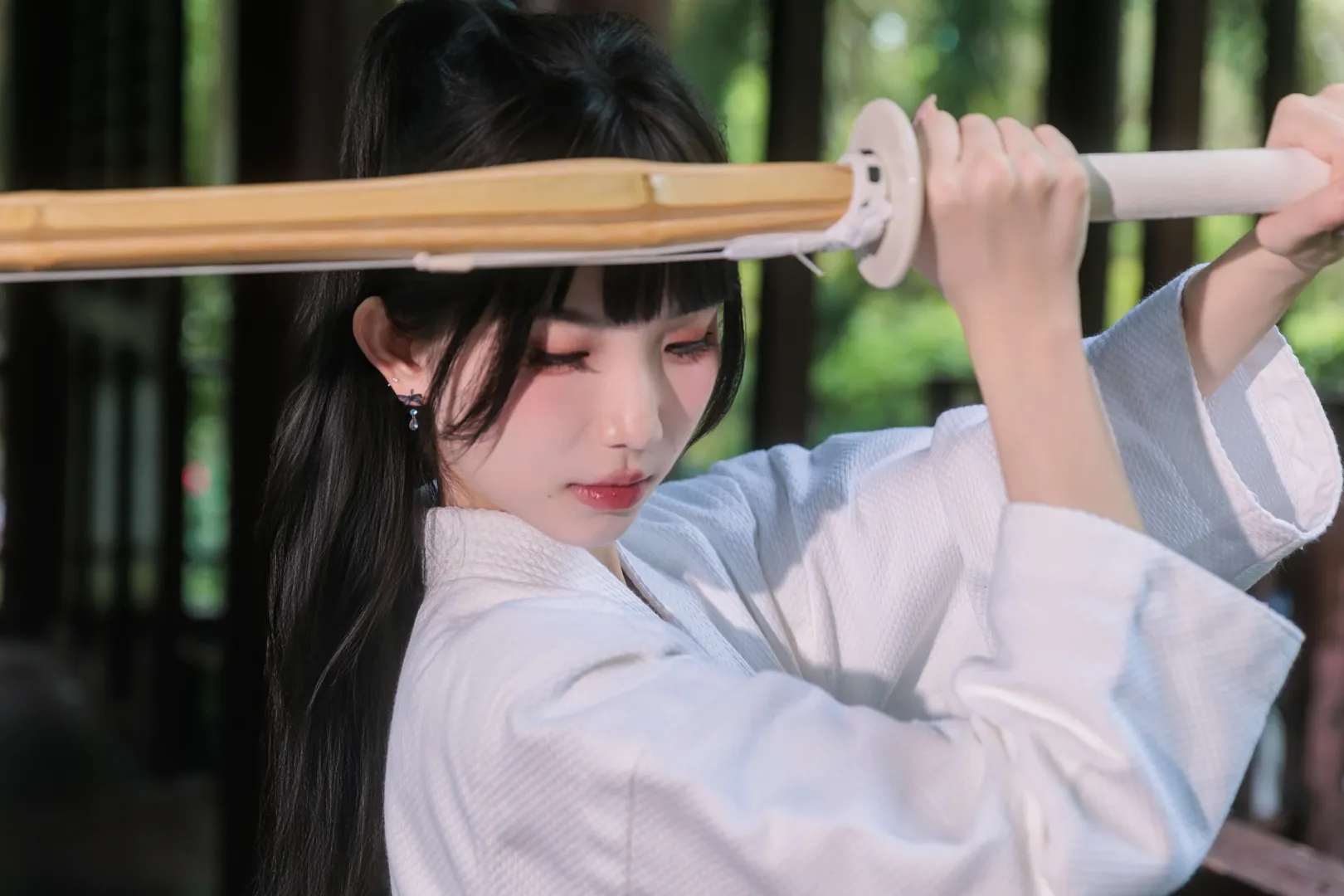 日系剑道服与竹剑的午后光影 - 第 2 张