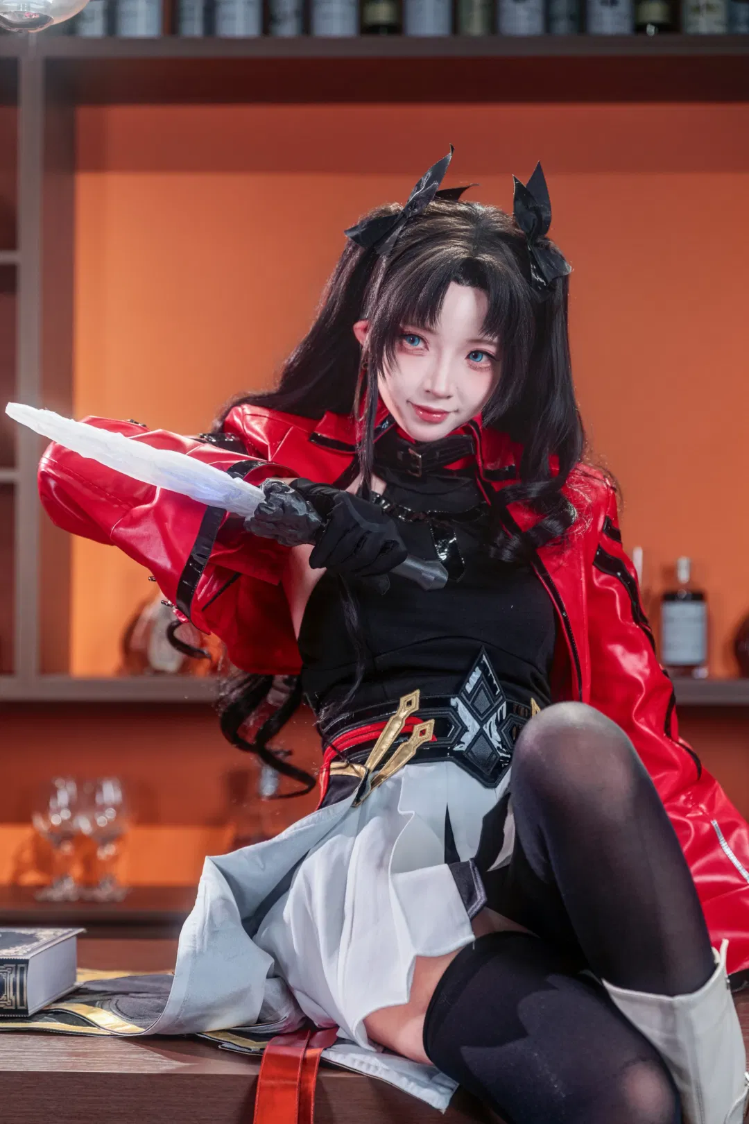 【远坂凛cos】fate魔术师的酒吧夜，红皮衣与黑丝的碰撞 - 第 1 张