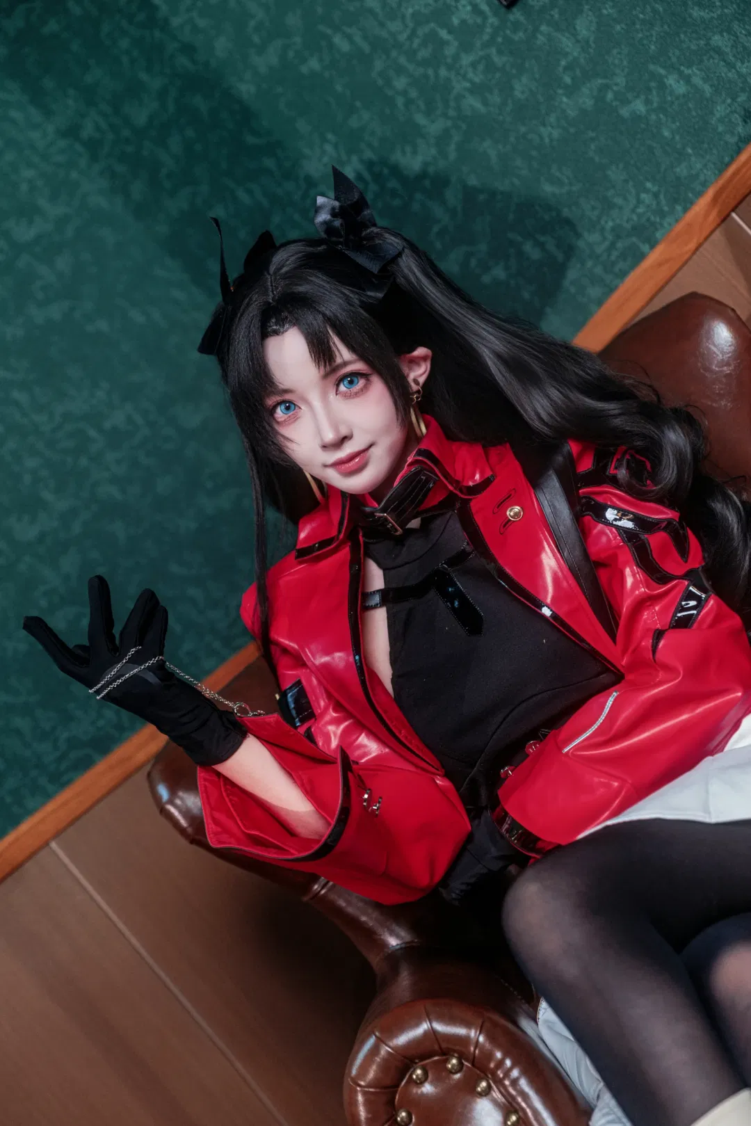 【远坂凛cos】fate魔术师的酒吧夜，红皮衣与黑丝的碰撞 - 第 5 张