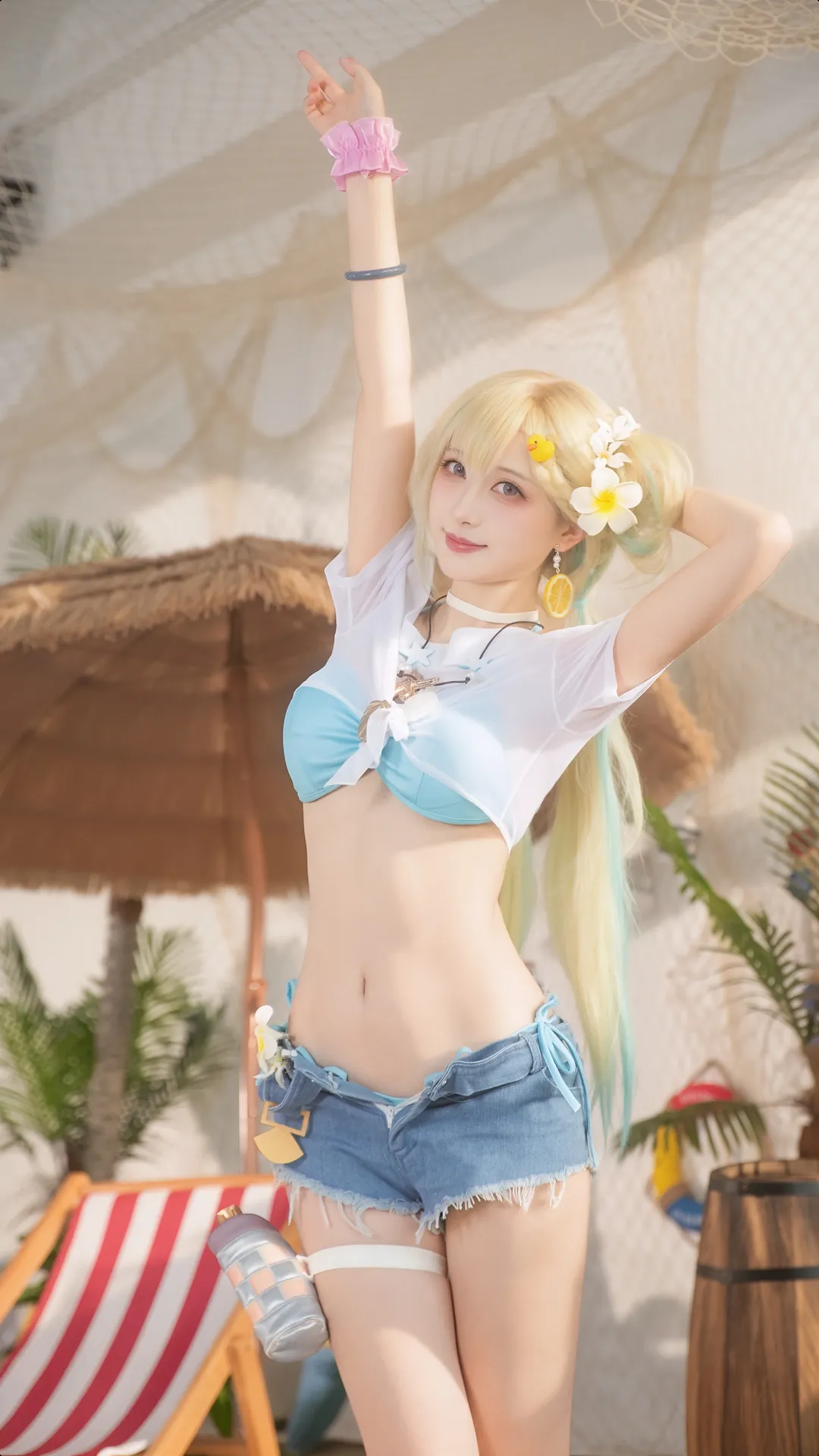 【琳奈cos】夏日沙滩的一抹清凉，捕捉鸣潮里的元气瞬间 - 第 2 张