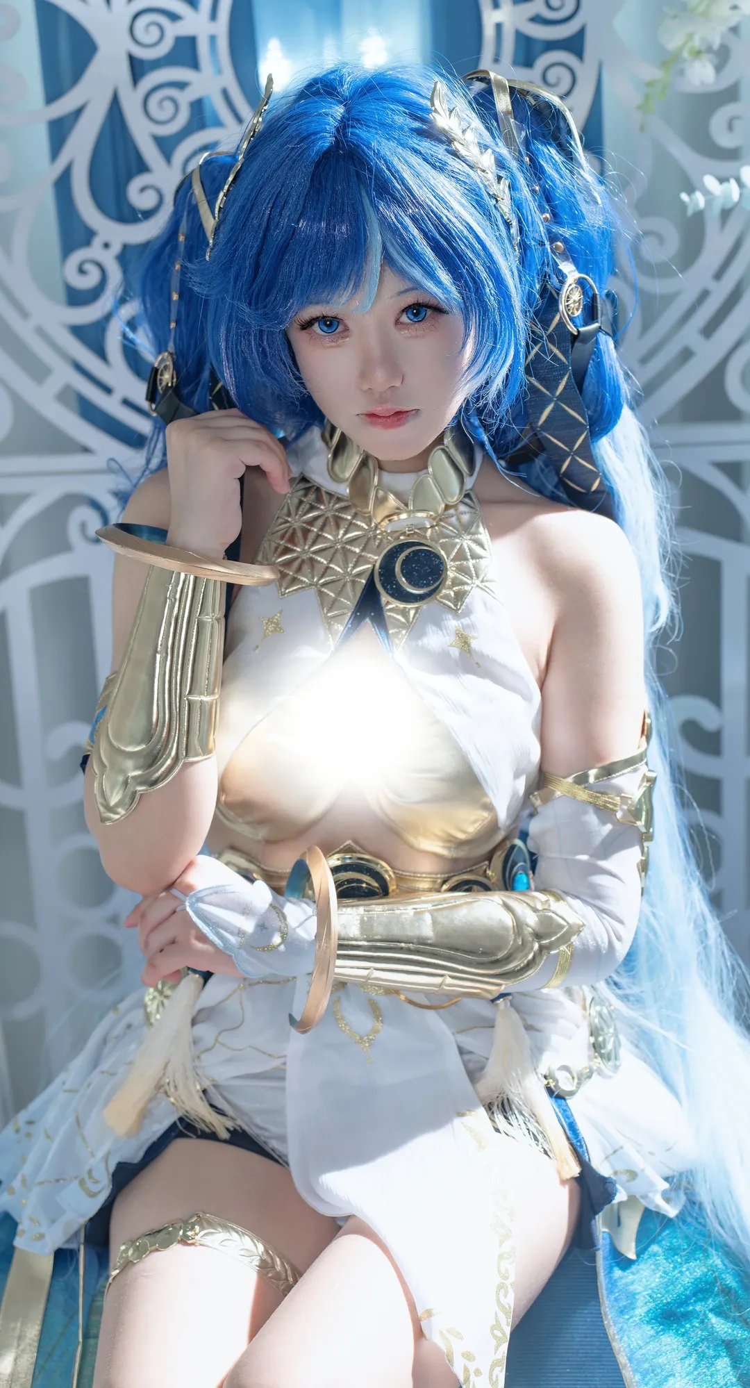 【尤诺cos】鸣潮金色铠甲与蓝发双马尾造型分享 - 第 2 张