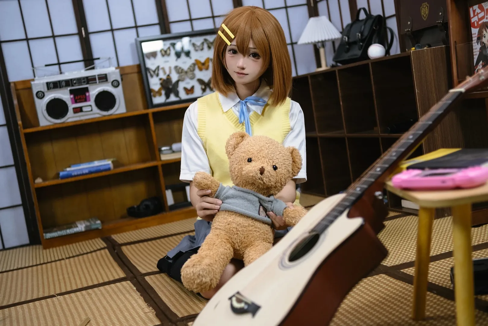 【平泽唯cos】轻音少女的放学后日常，抱着小熊弹吉他 - 第 1 张