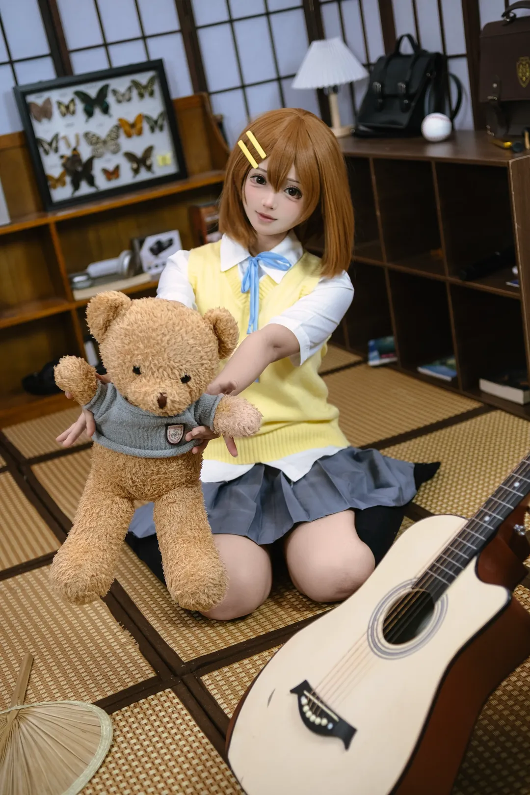 【平泽唯cos】轻音少女的放学后日常，抱着小熊弹吉他 - 第 2 张