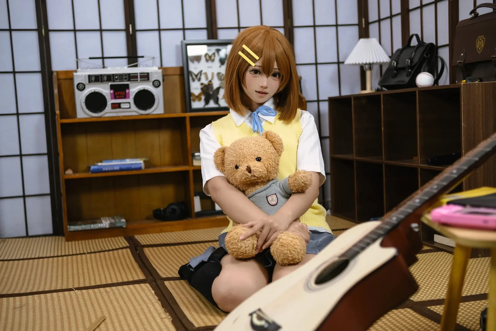 【平泽唯cos】轻音少女的放学后日常，抱着小熊弹吉他 - 第 3 张