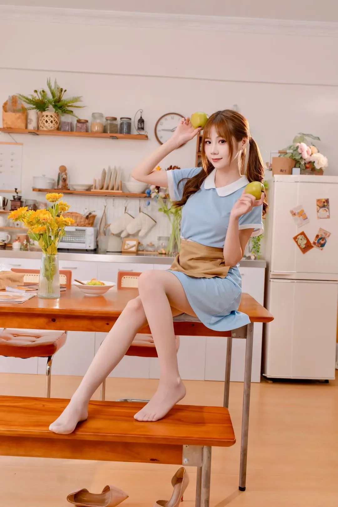 好利来制服搭配双马尾，厨房日系居家写真分享 - 第 4 张