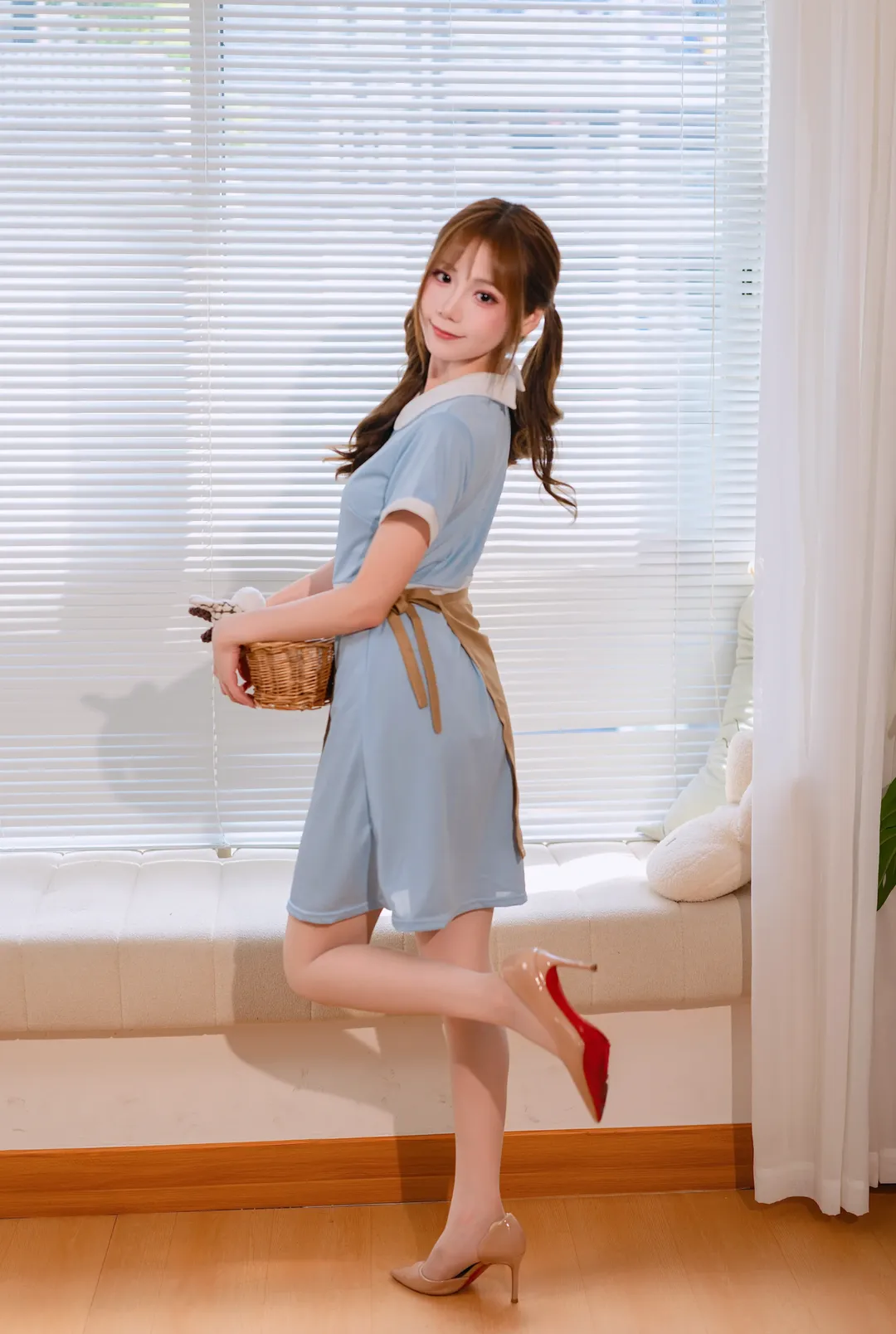 好利来制服搭配双马尾，厨房日系居家写真分享 - 第 7 张