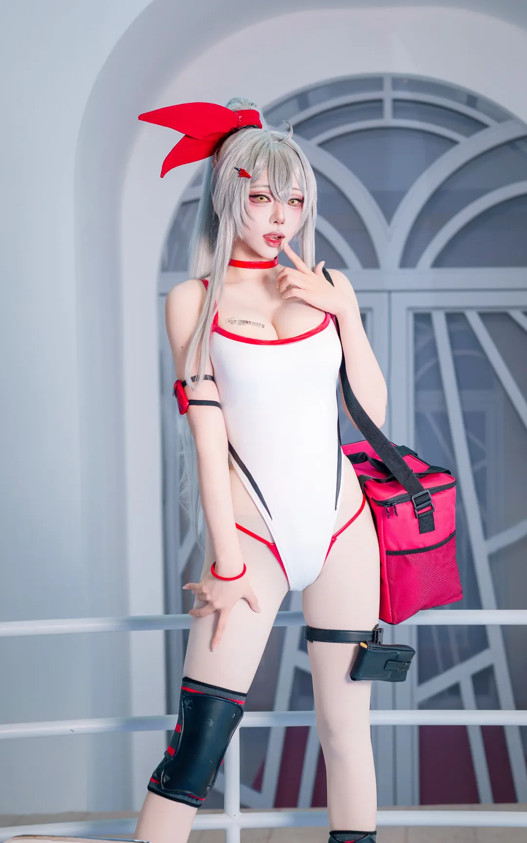 【棕色尘埃2cos】红白高叉连体衣与战术包的漫展场照 - 第 1 张