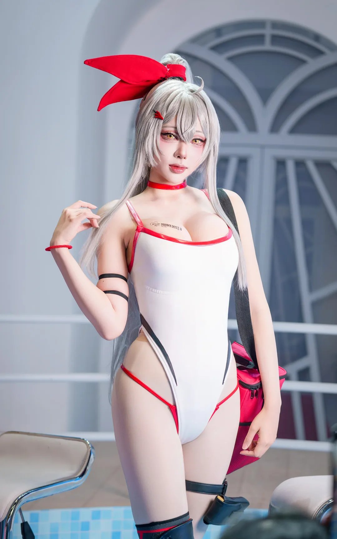 【棕色尘埃2cos】红白高叉连体衣与战术包的漫展场照 - 第 2 张