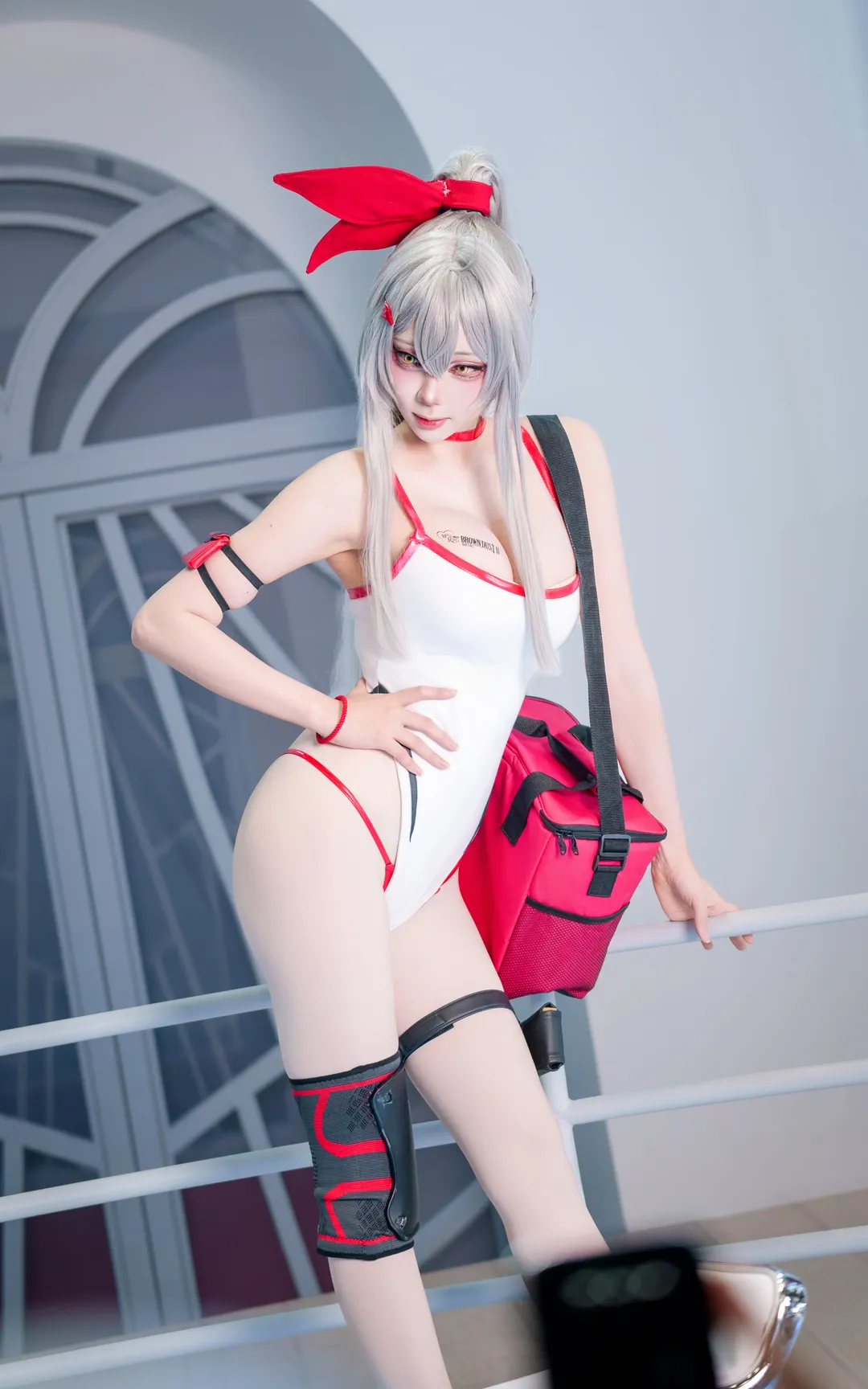 【棕色尘埃2cos】红白高叉连体衣与战术包的漫展场照 - 第 3 张