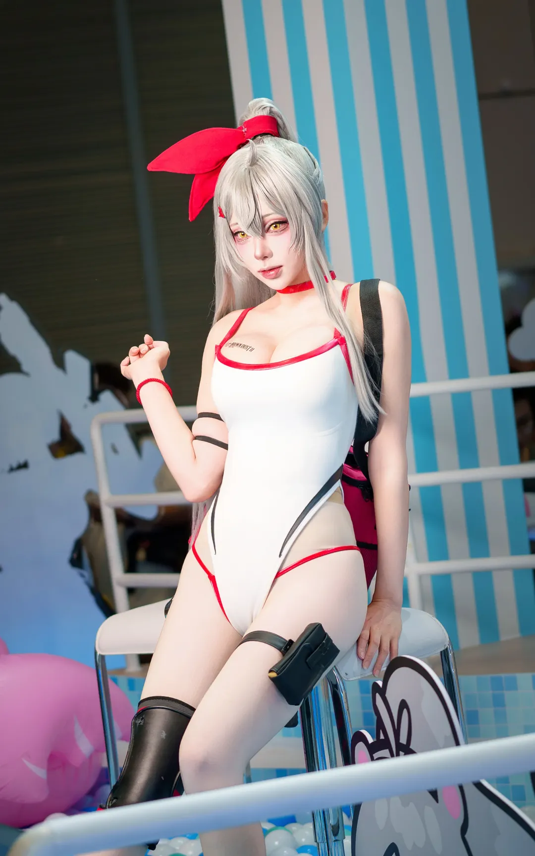 【棕色尘埃2cos】红白高叉连体衣与战术包的漫展场照 - 第 4 张
