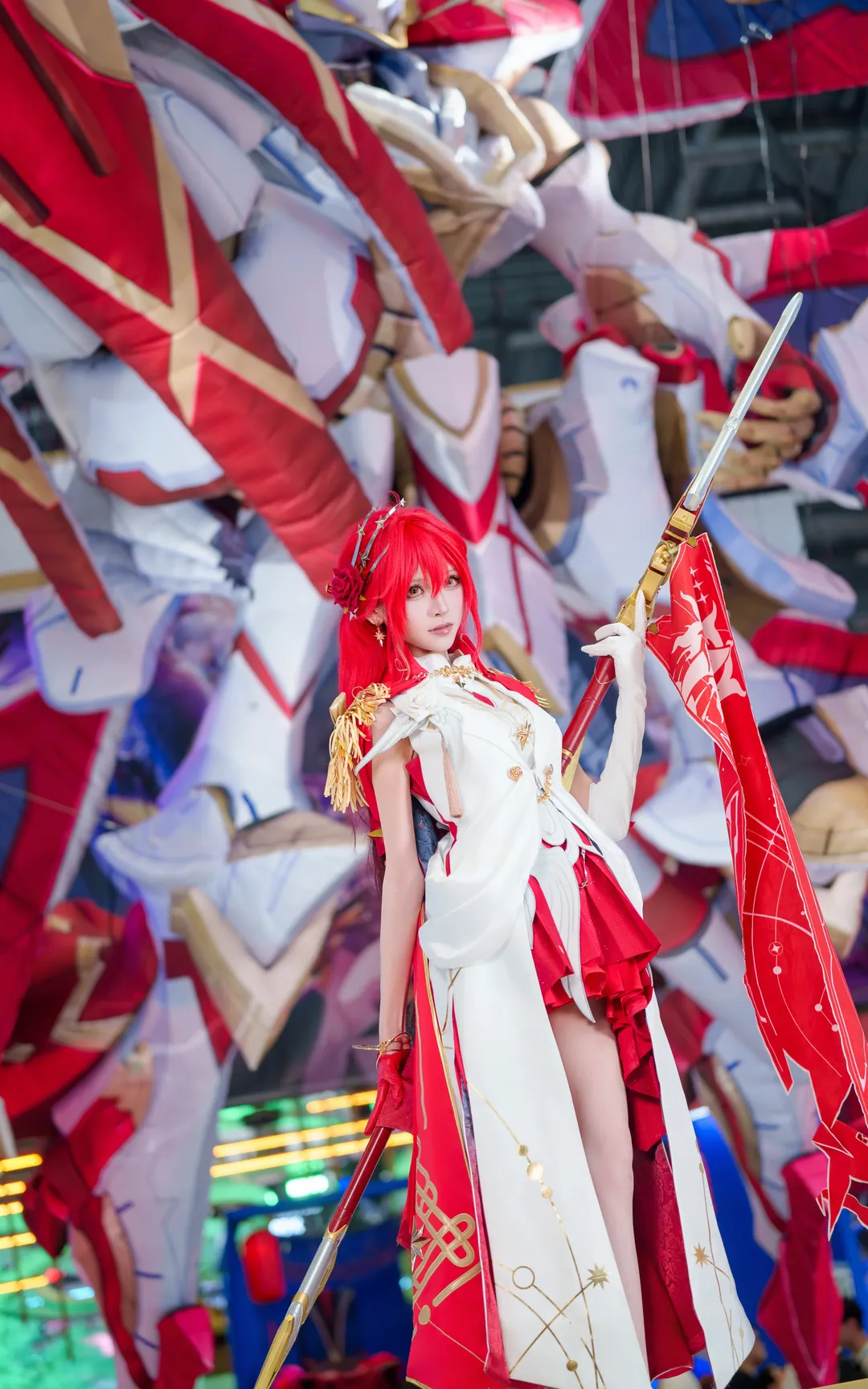 【姬子cos】崩坏星穹铁道启行，红白战袍的漫展场照 - 第 1 张