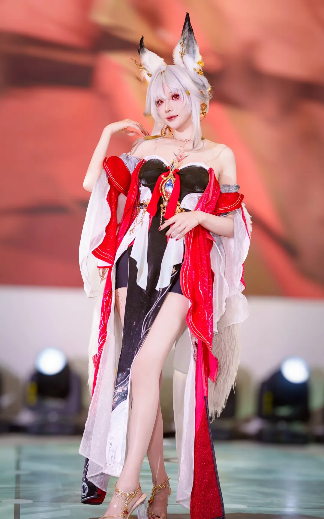 【心月狐cos】鸣潮BW2026展台返图，黑红白配色的狐耳造型很抢眼 - 第 1 张