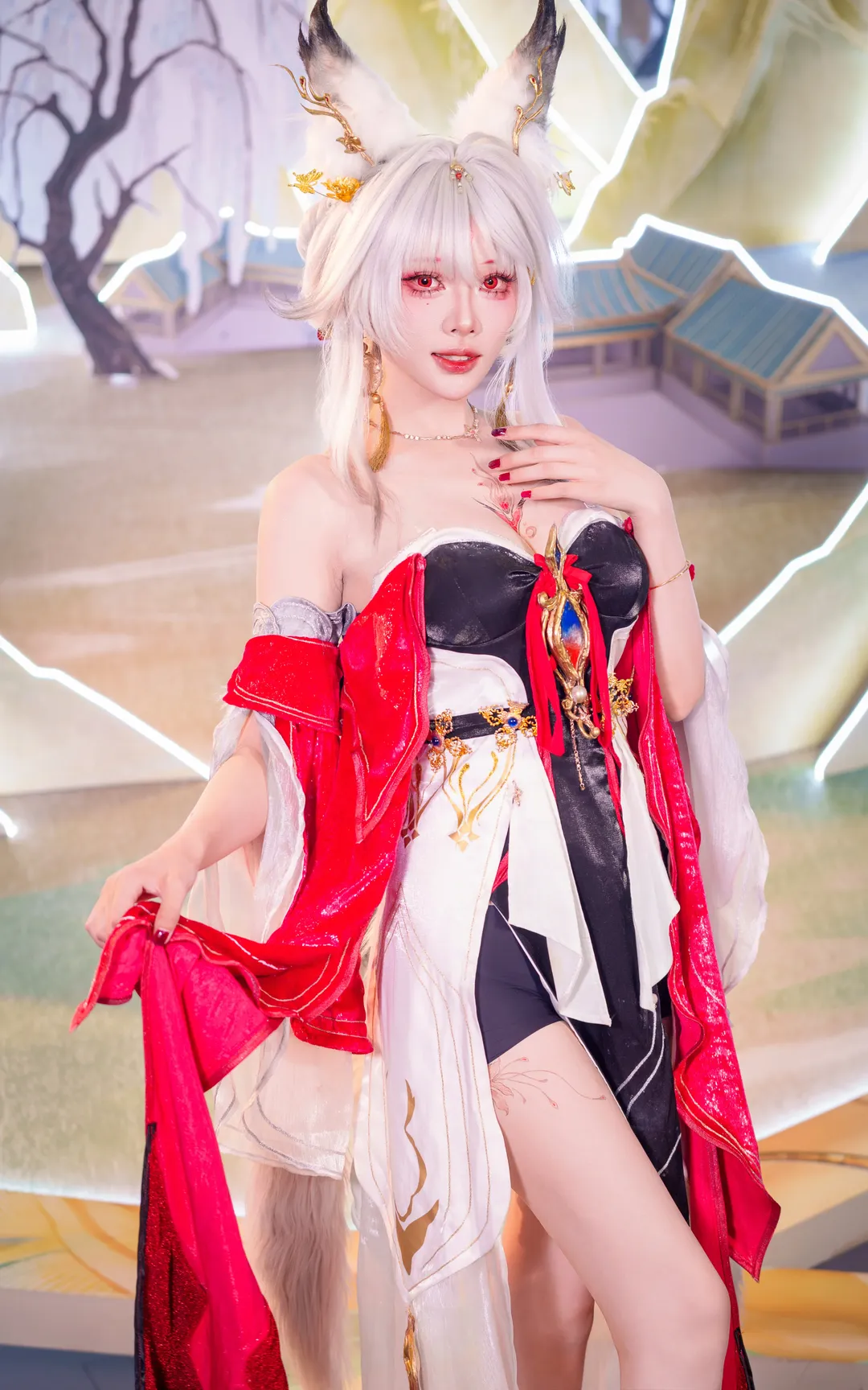 【心月狐cos】鸣潮BW2026展台返图，黑红白配色的狐耳造型很抢眼 - 第 2 张