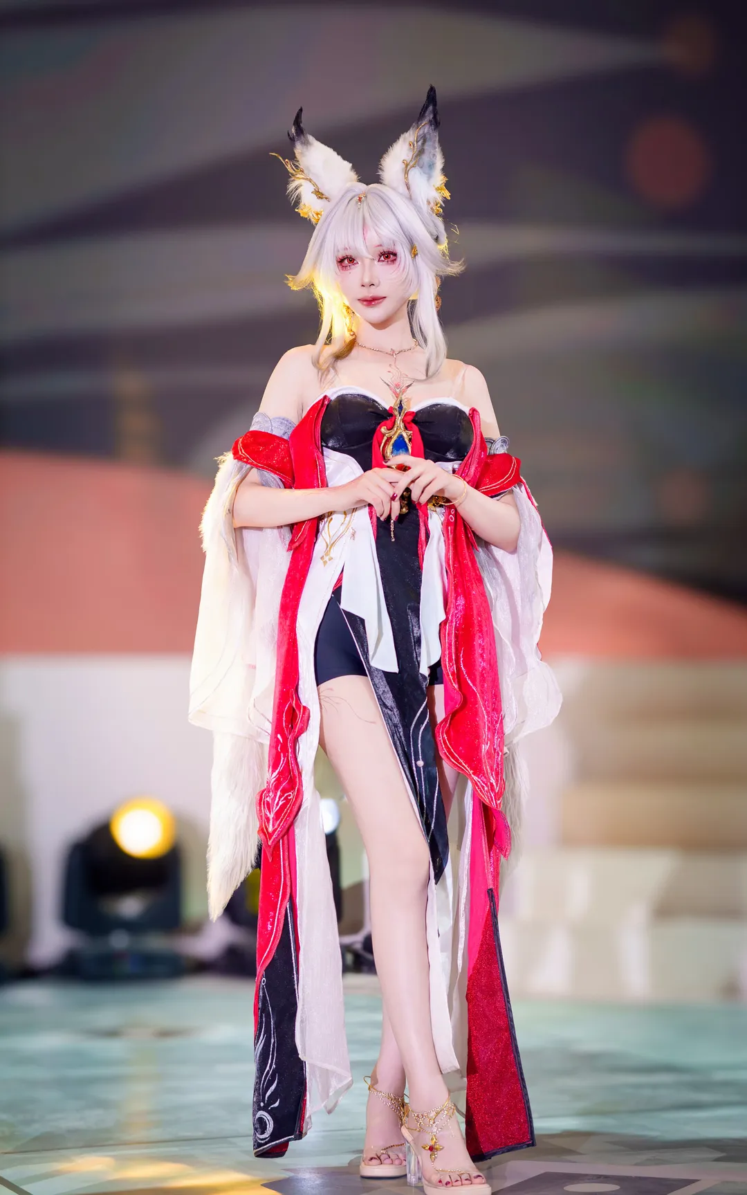 【心月狐cos】鸣潮BW2026展台返图，黑红白配色的狐耳造型很抢眼 - 第 3 张