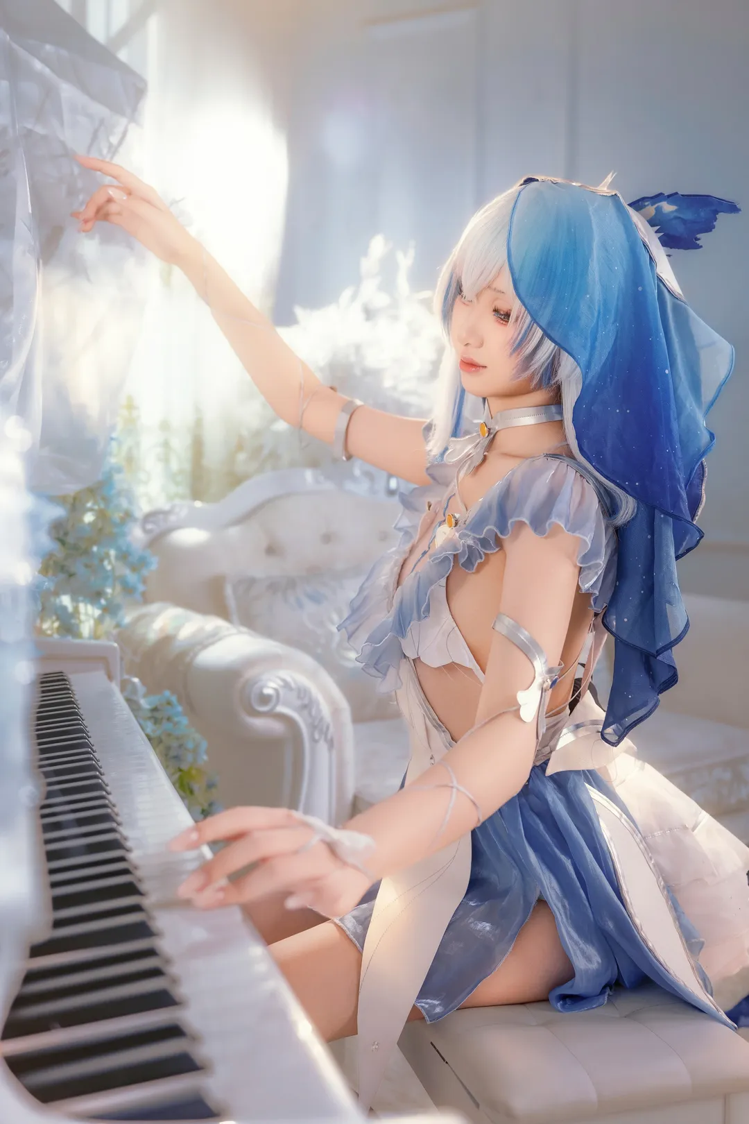 【守岸人cos】鸣潮蓝白薄纱与古典光影演绎 - 第 1 张