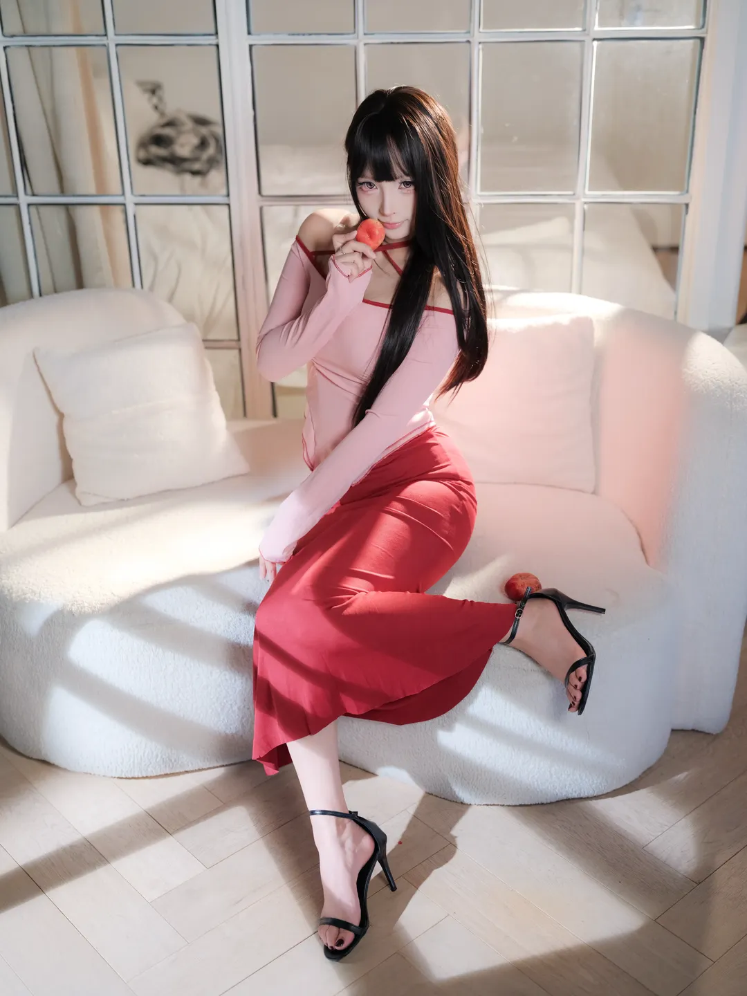 御姐风红裙氛围感写真，光影下的慵懒午后 - 第 1 张