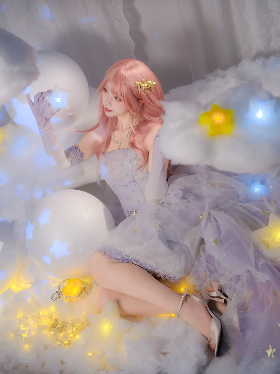 星空雲朵主題寫真，粉色長髮與紫紗裙的夢幻碰撞 - 第 1 張