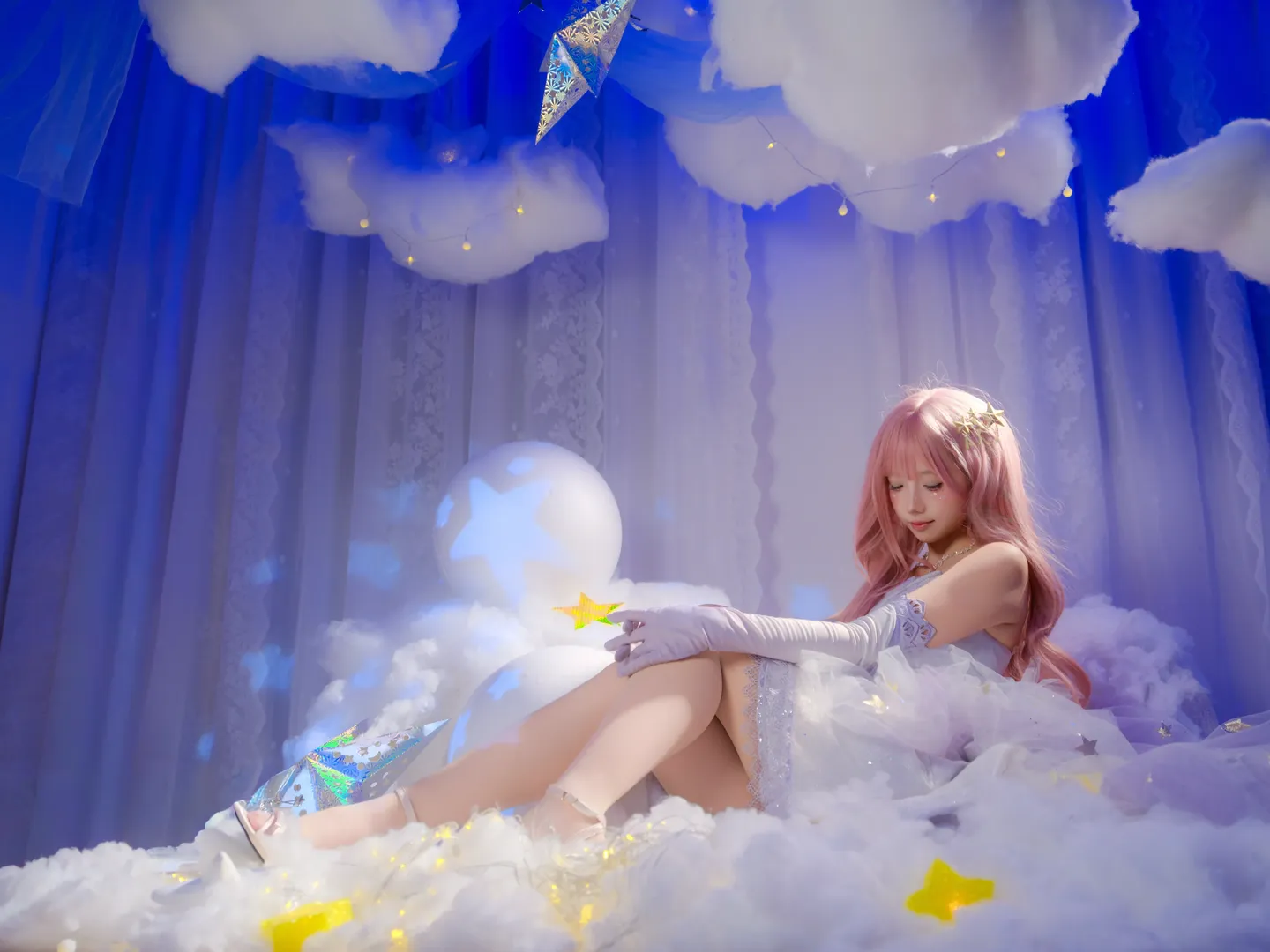 星空雲朵主題寫真，粉色長髮與紫紗裙的夢幻碰撞 - 第 11 張