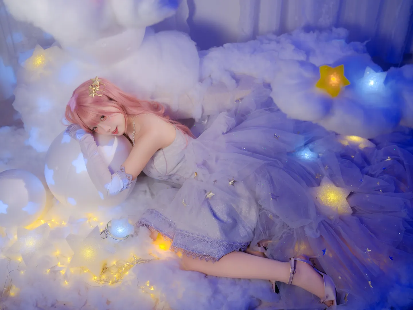 星空雲朵主題寫真，粉色長髮與紫紗裙的夢幻碰撞 - 第 12 張