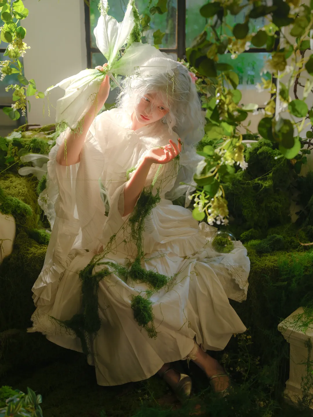 银发白裙与青苔的夏日林间旧梦 - 第 2 张