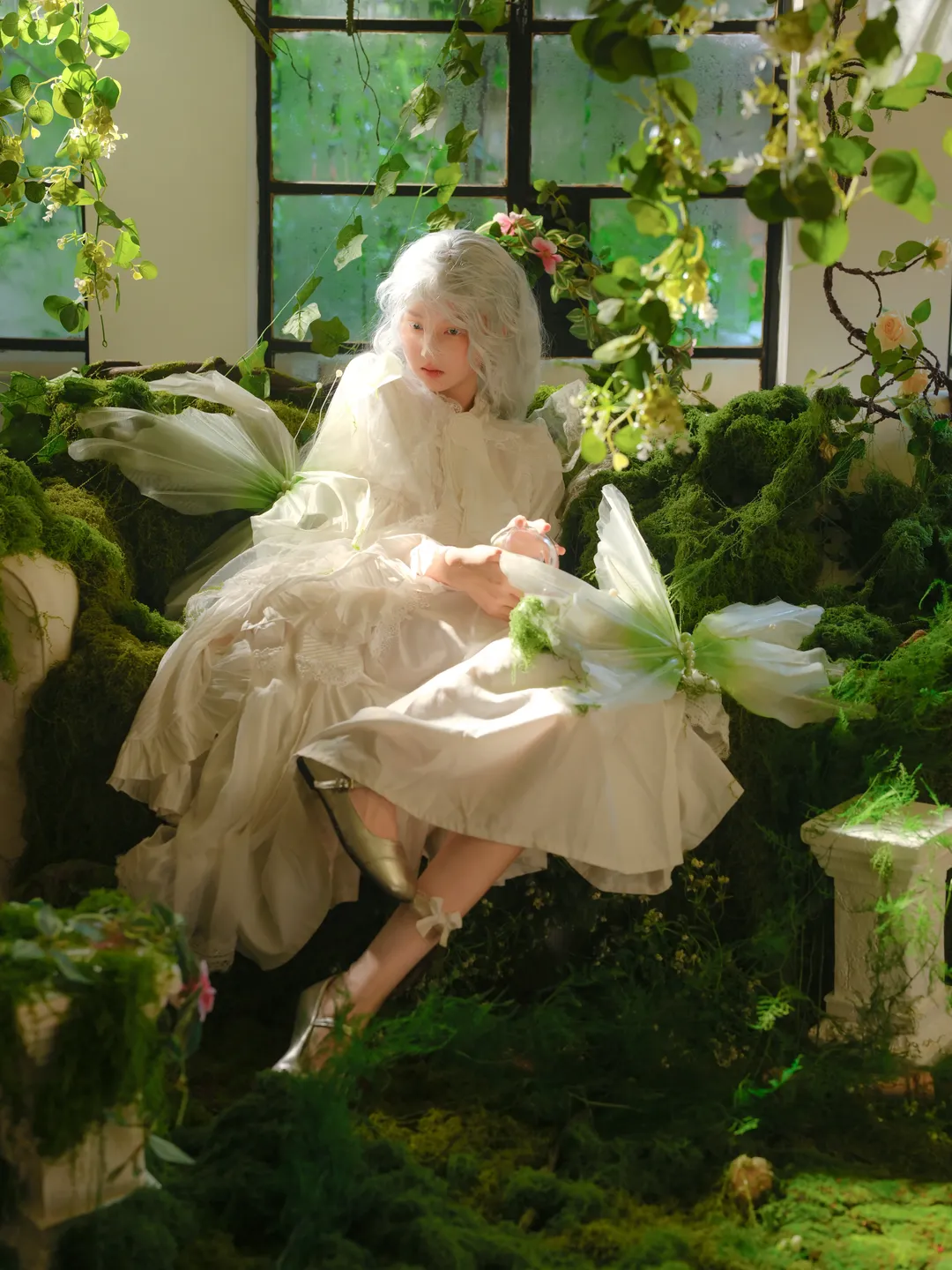 银发白裙与青苔的夏日林间旧梦 - 第 3 张