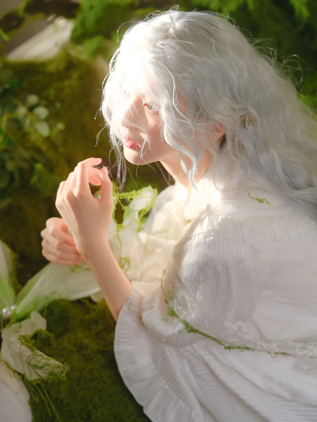 银发白裙与青苔的夏日林间旧梦 - 第 4 张