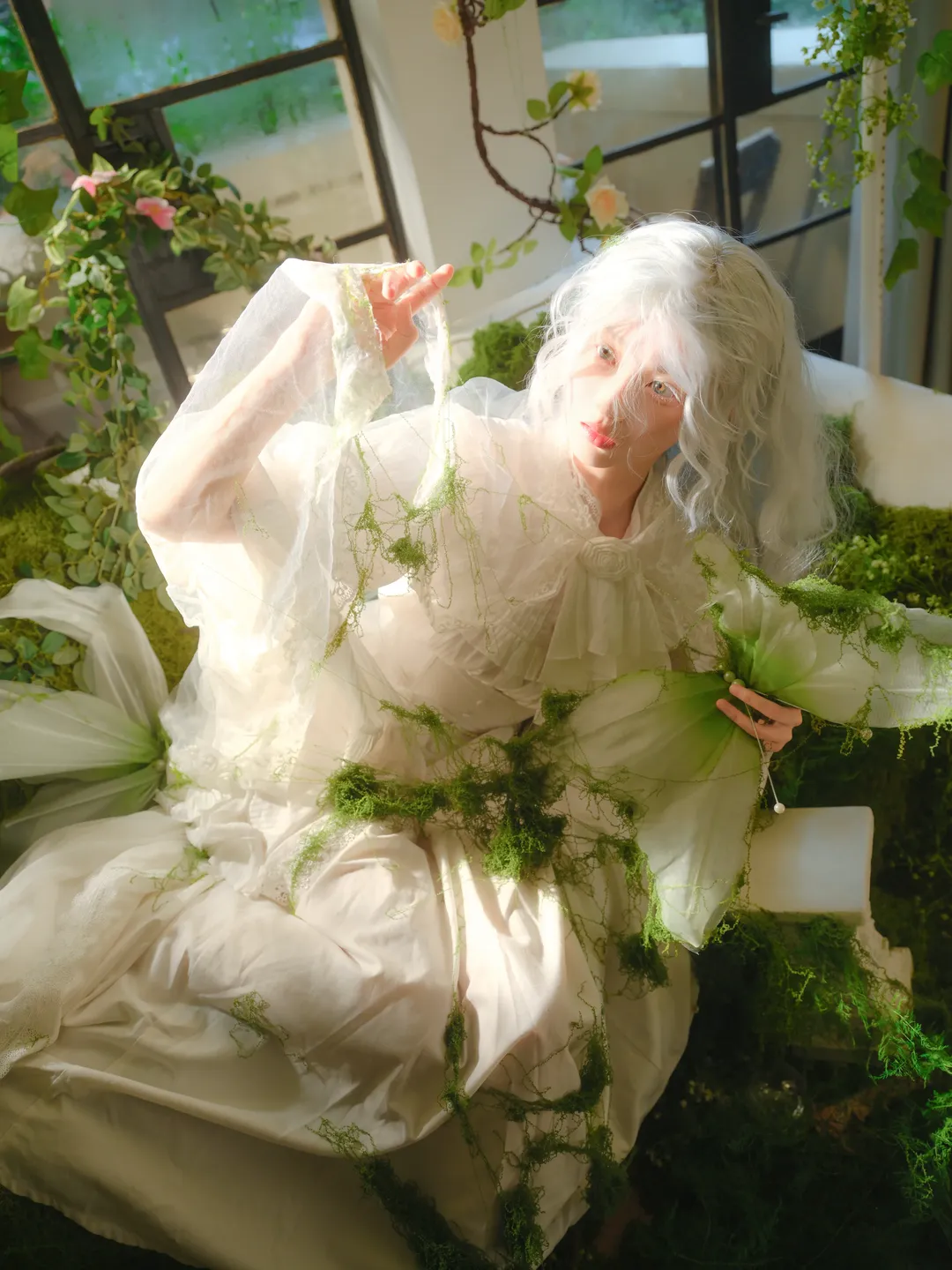银发白裙与青苔的夏日林间旧梦 - 第 5 张