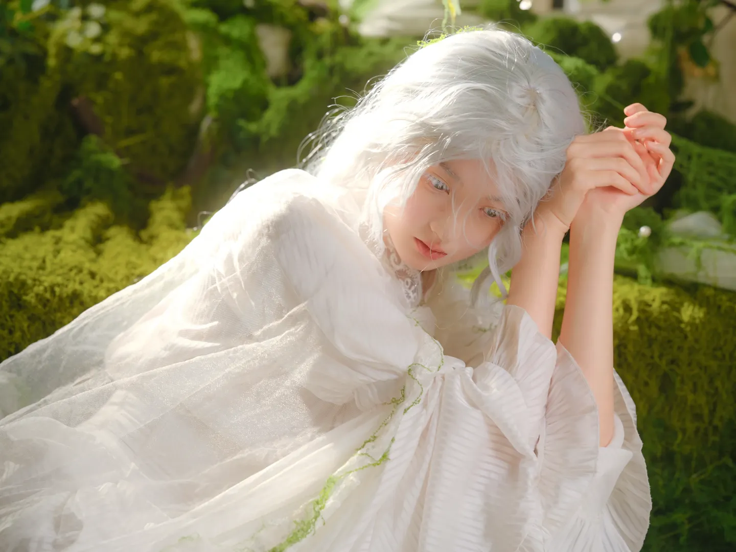 银发白裙与青苔的夏日林间旧梦 - 第 6 张