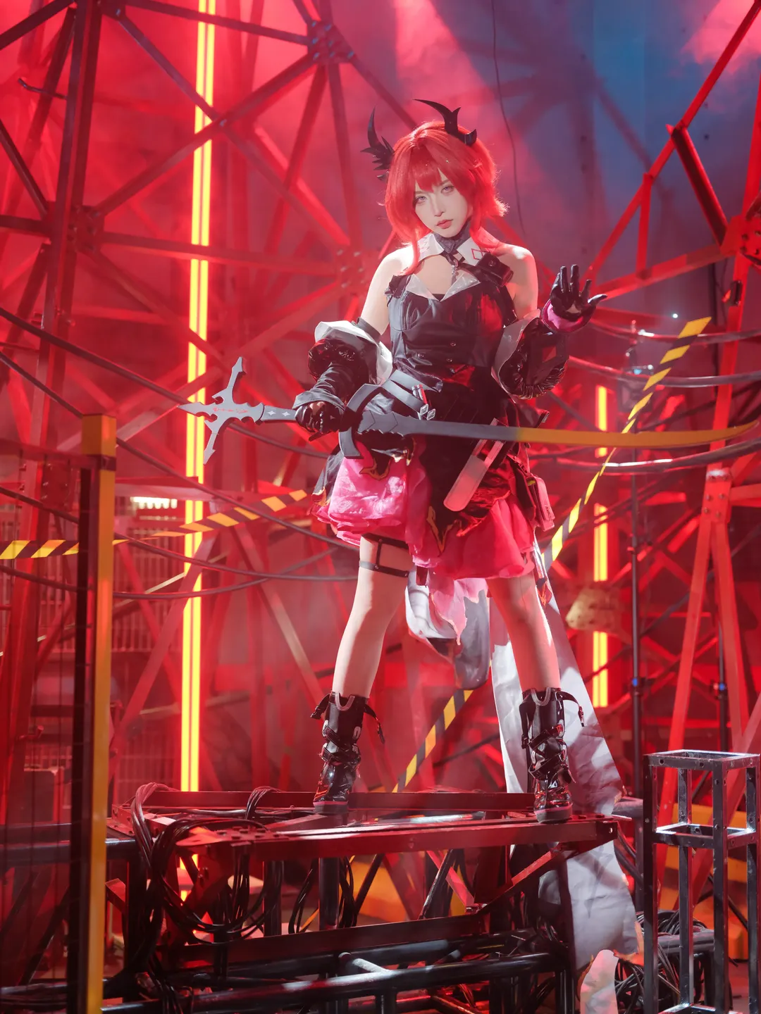 【莱万汀cos】明日方舟红发恶魔的工业风视觉冲击 - 第 4 张