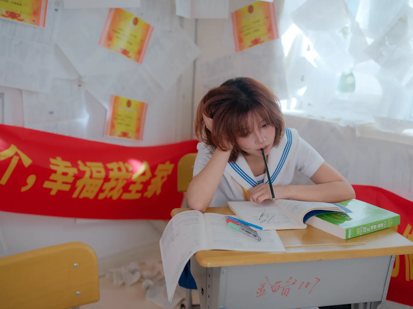这套水手服配上满墙试卷，拍出了我想要的梦核感 - 第 6 张