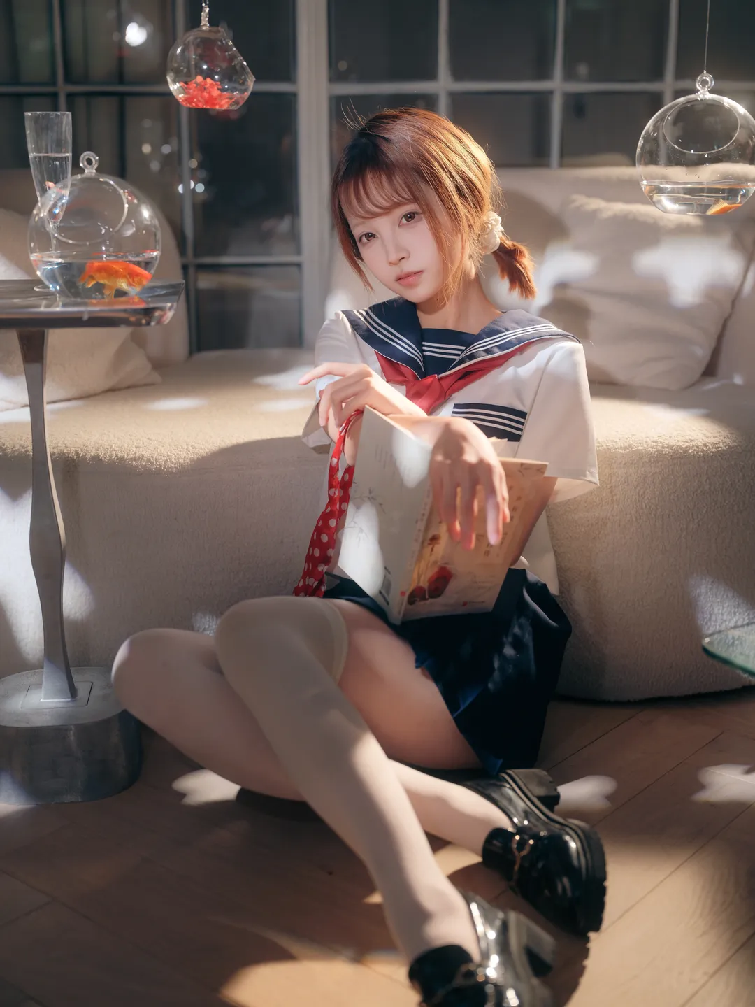 水手服少女与金鱼的夏日光影记录 - 第 1 张