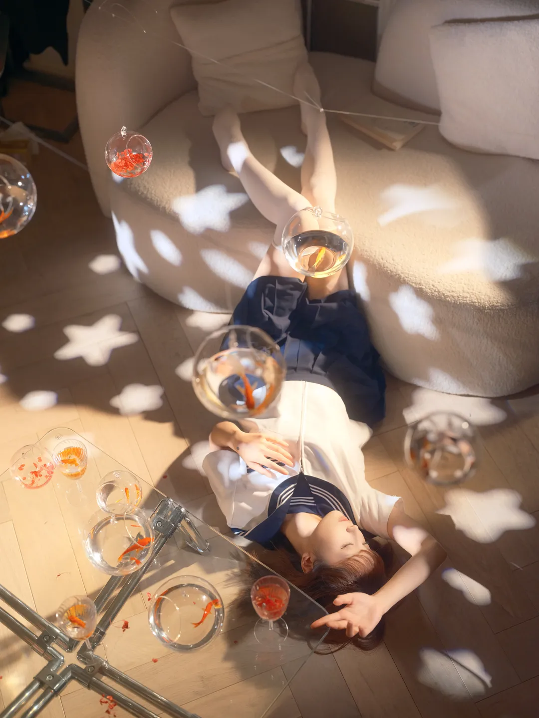 水手服少女与金鱼的夏日光影记录 - 第 2 张