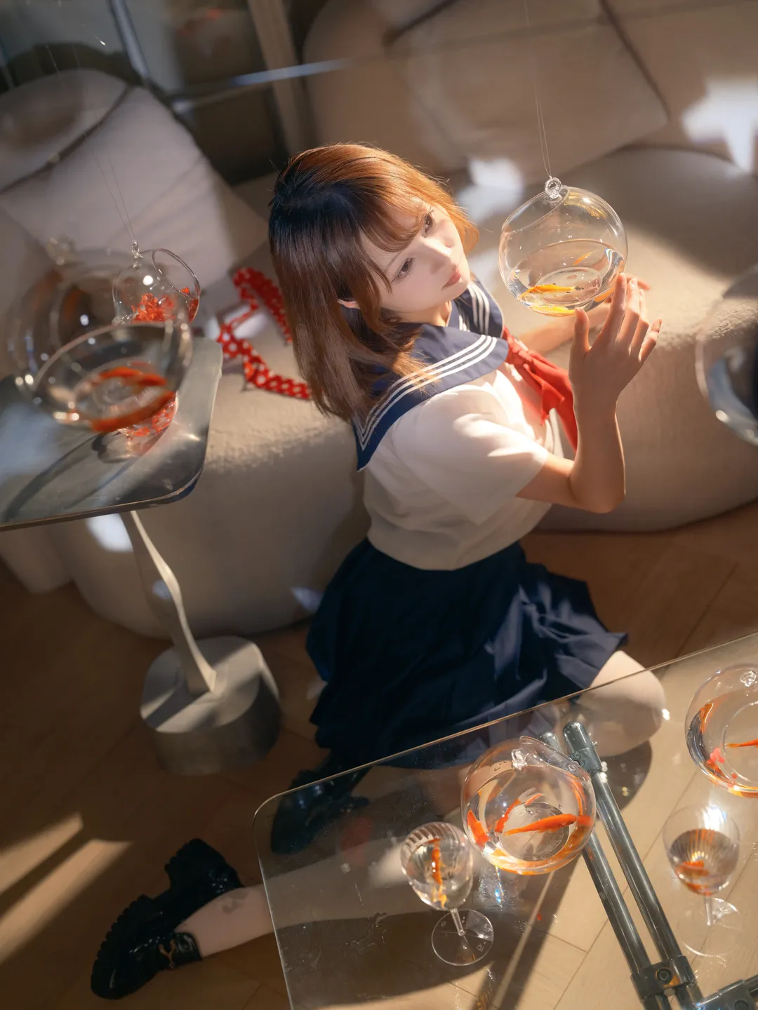水手服少女与金鱼的夏日光影记录 - 第 3 张