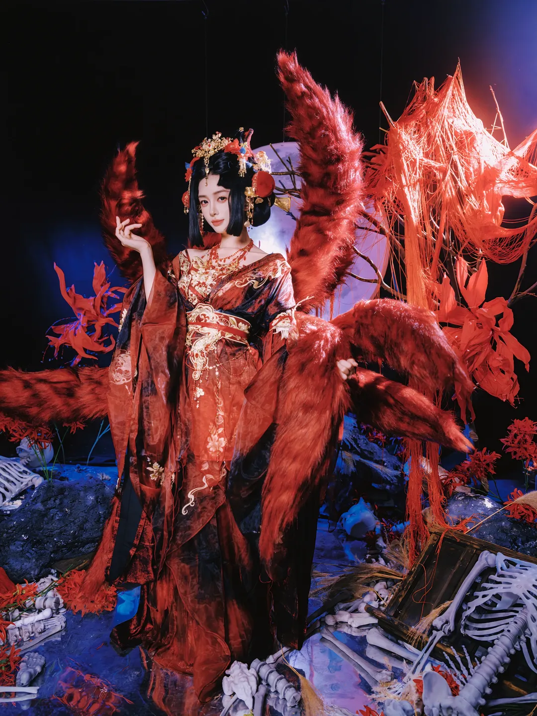 红黑国风九尾狐，彼岸花海的氛围感写真 - 第 1 张