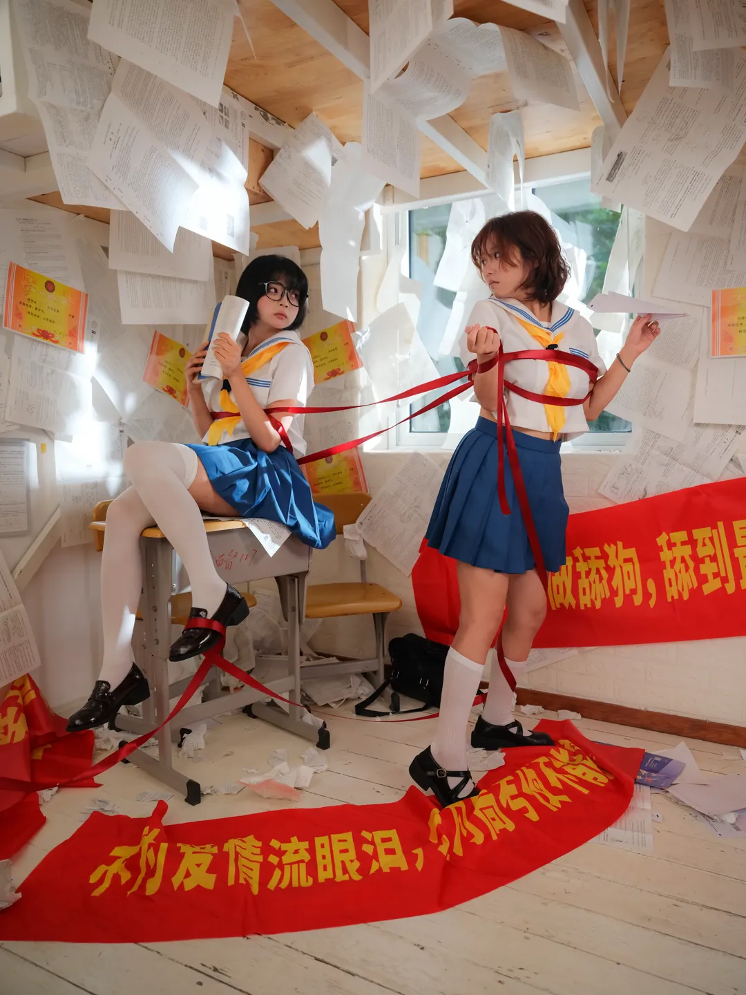 在漫天試卷裡拍了一組JK制服夢核寫真 - 第 2 張