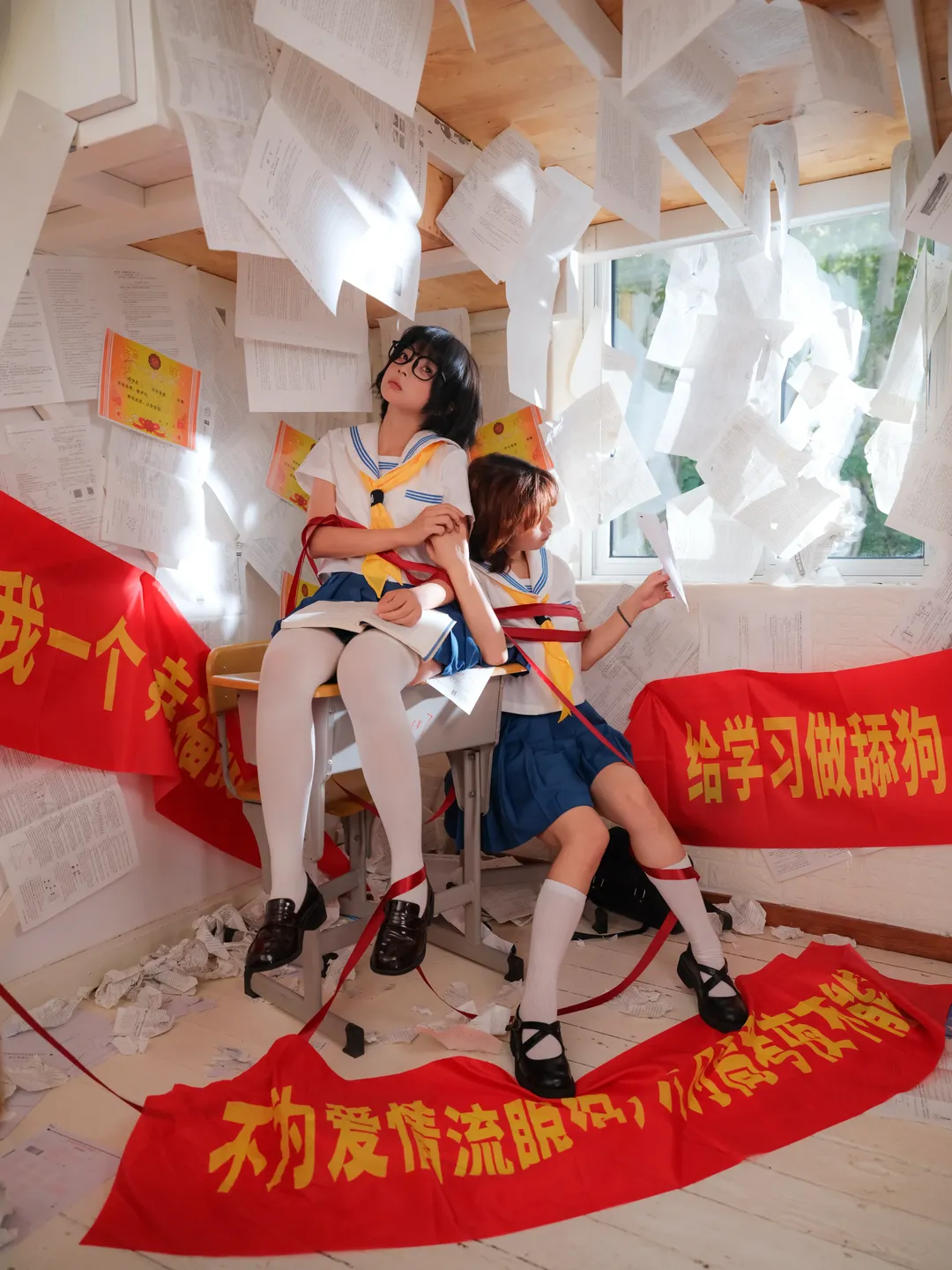 在漫天試卷裡拍了一組JK制服夢核寫真 - 第 3 張